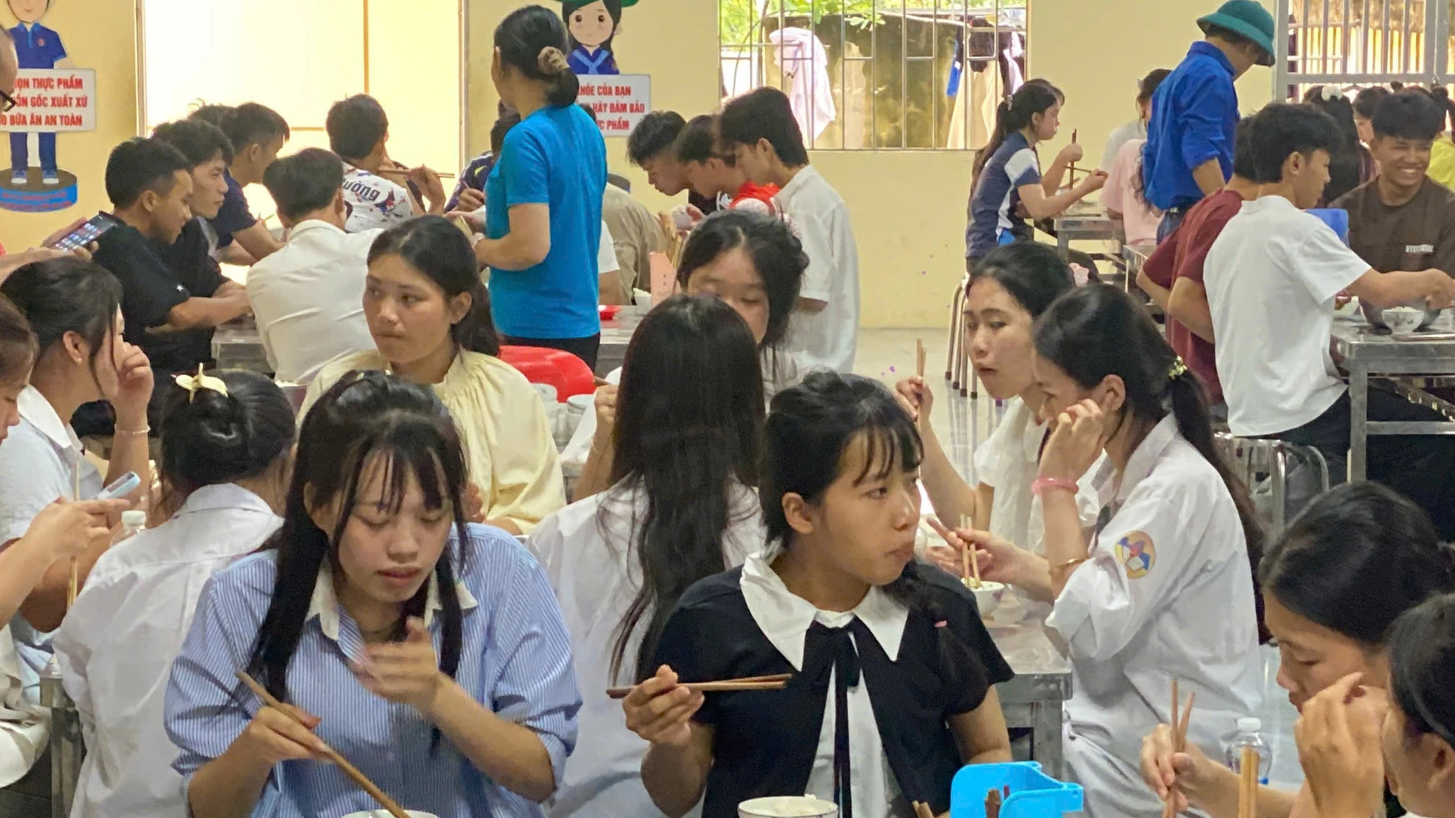Một điểm thi phục vụ ăn nghỉ cho hàng trăm thí sinh - Ảnh 7.
