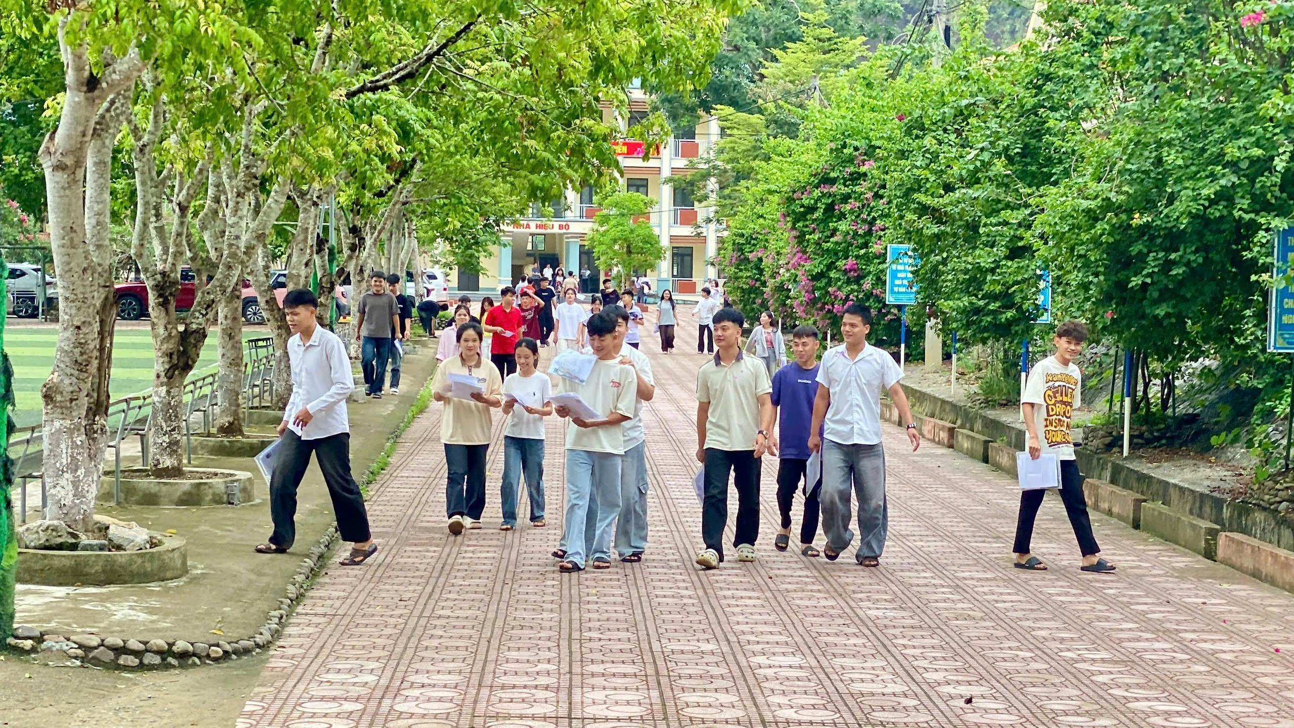 Một điểm thi phục vụ ăn nghỉ cho hàng trăm thí sinh - Ảnh 3.