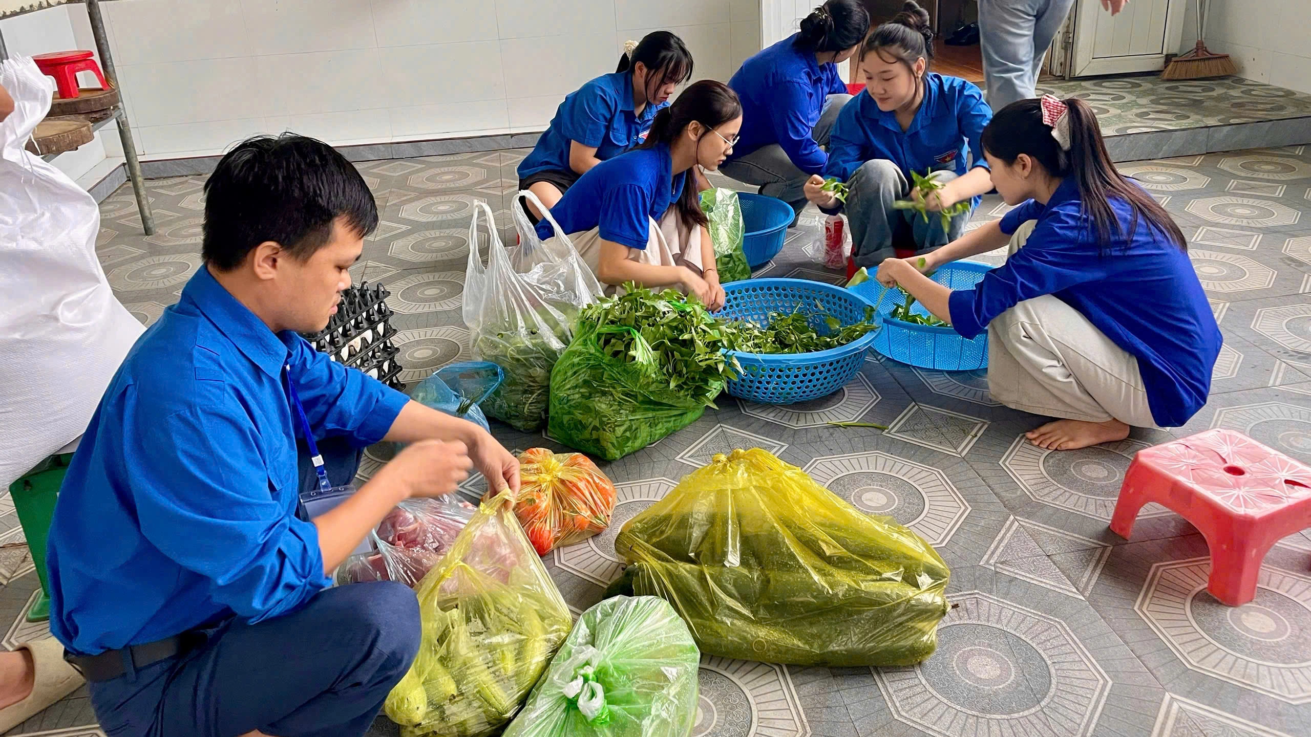 Một điểm thi phục vụ ăn nghỉ cho hàng trăm thí sinh - Ảnh 4.