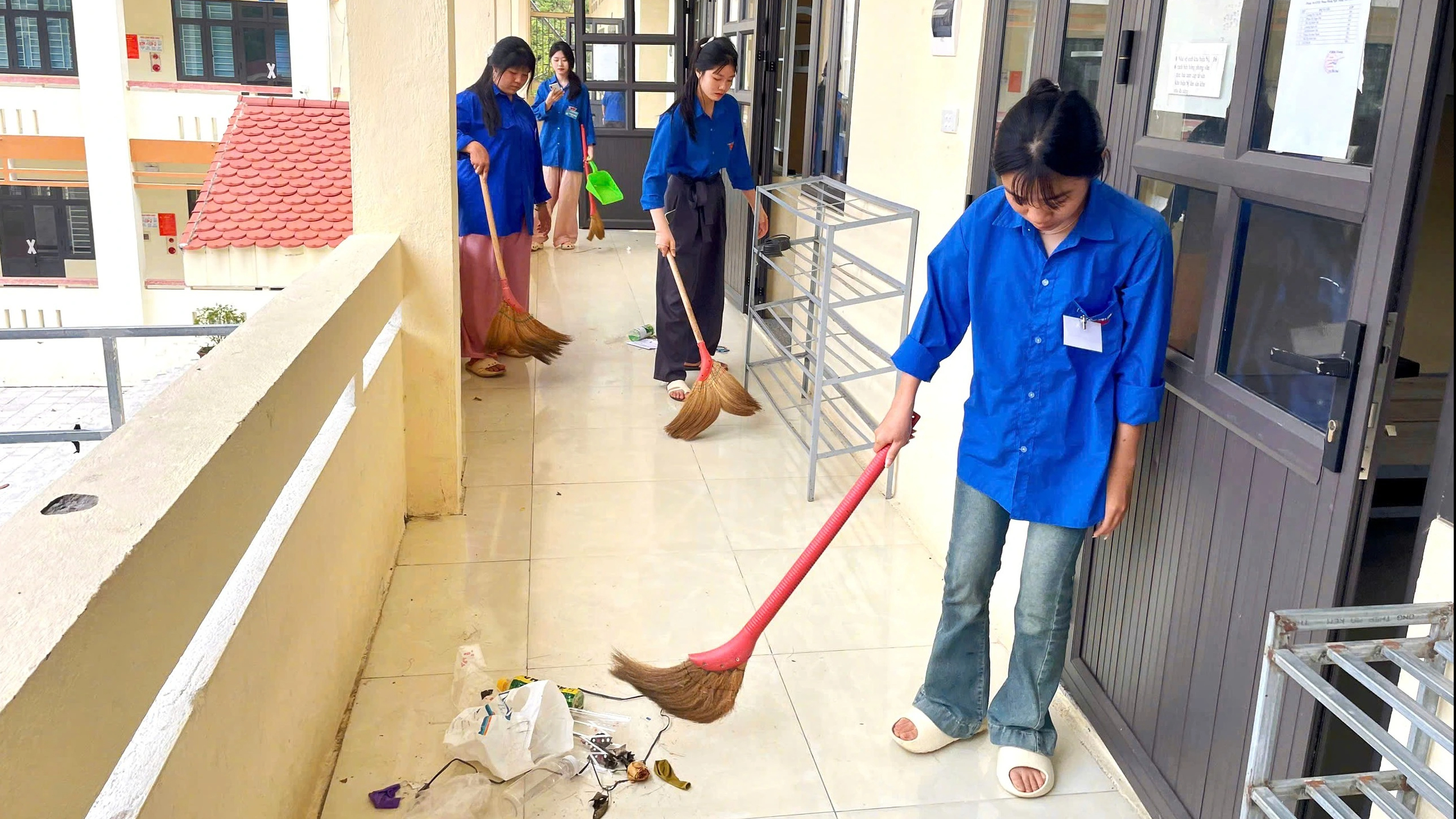 Một điểm thi phục vụ ăn nghỉ cho hàng trăm thí sinh - Ảnh 2.