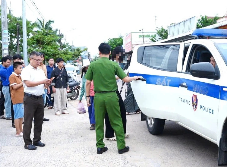 Nhận nước uống và lời chúc từ CSGT Đà Nẵng, sĩ tử tự tin vào phòng thi - Ảnh 1.