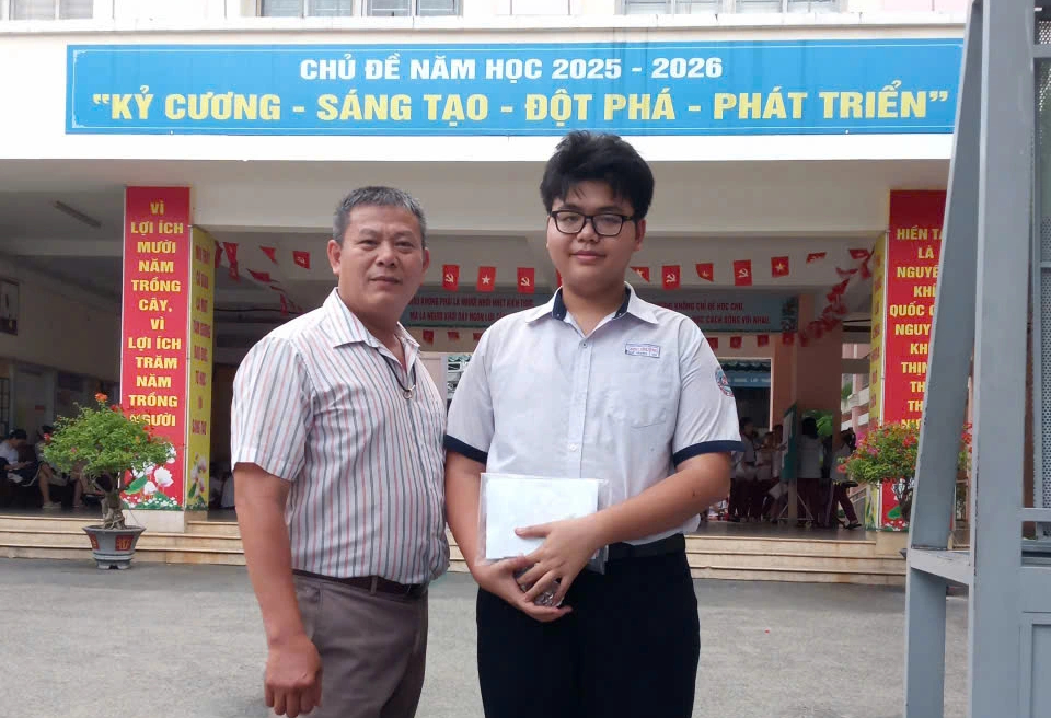 Khoảnh khắc ấm lòng: Cha mang bánh kem đến cổng trường mừng sinh nhật con - Ảnh 2.
