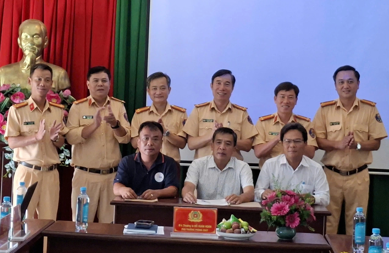 Chủ doanh nghiệp, tài xế nghe CSGT phân tích các vụ tai nạn qua video - Ảnh 1.