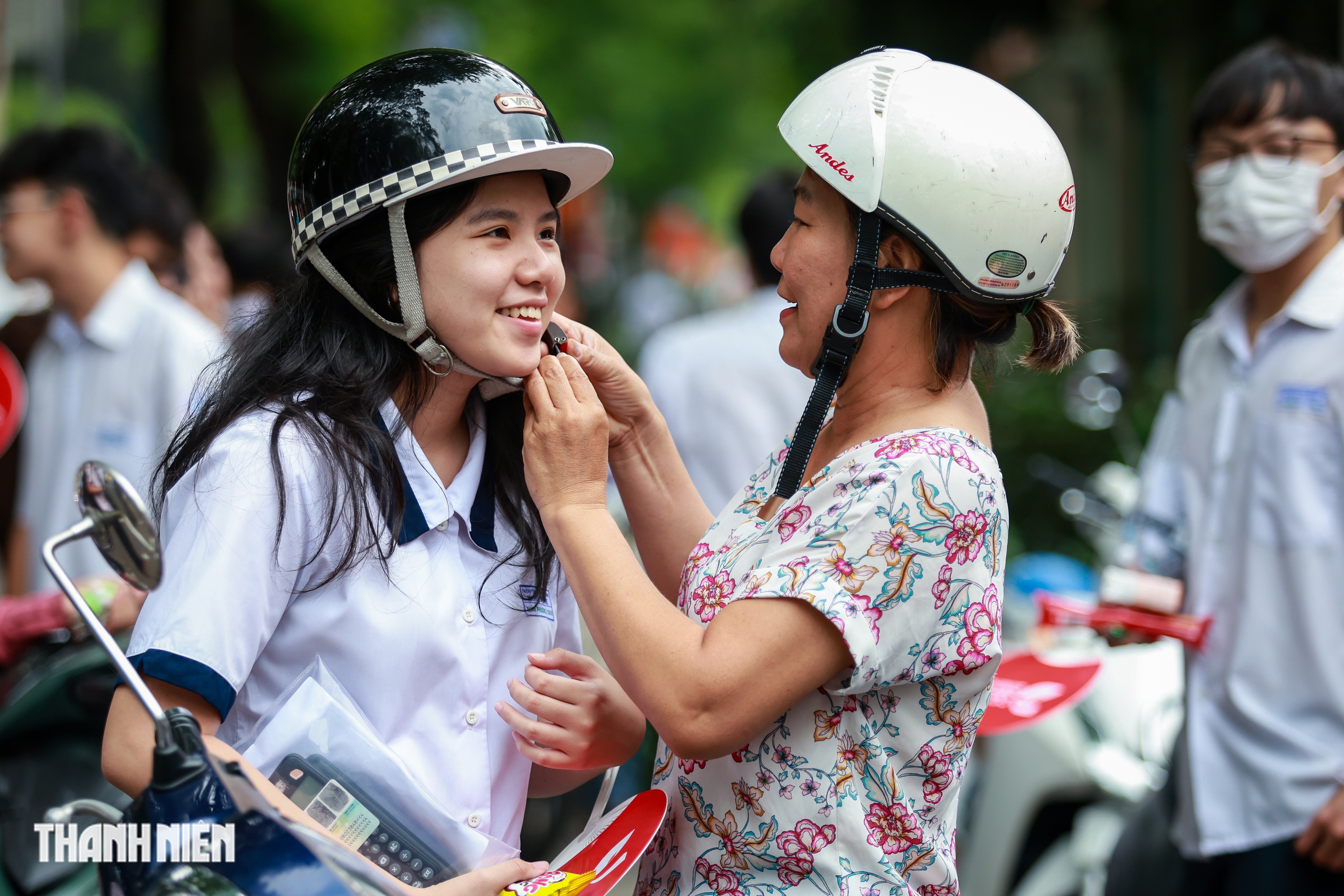 H&igrave;nh ảnh đầy cảm x&uacute;c của sĩ tử TP.HCM trong ng&agrave;y đầu thi tốt nghiệp THPT - Ảnh 16.