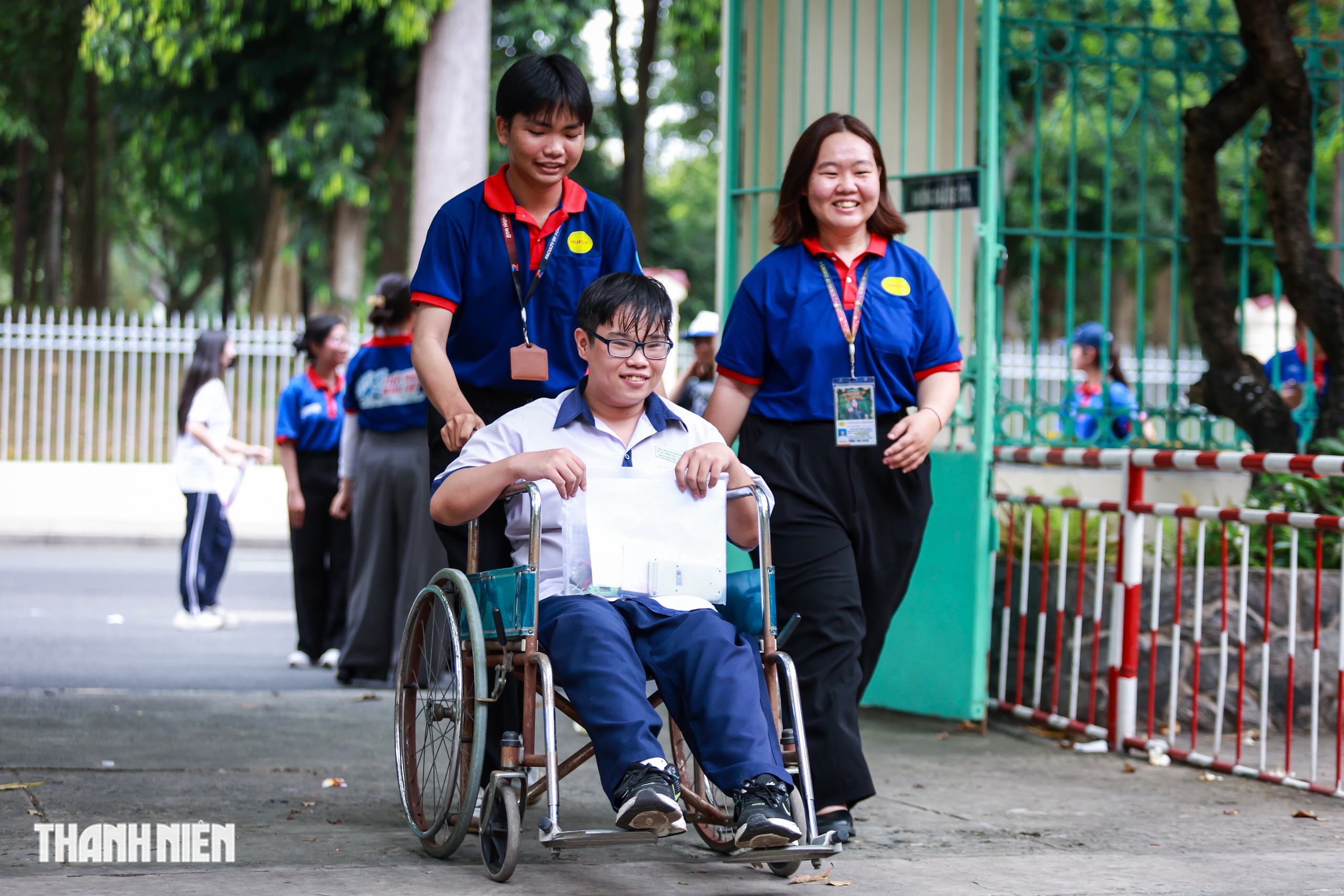H&igrave;nh ảnh đầy cảm x&uacute;c của sĩ tử TP.HCM trong ng&agrave;y đầu thi tốt nghiệp THPT - Ảnh 8.