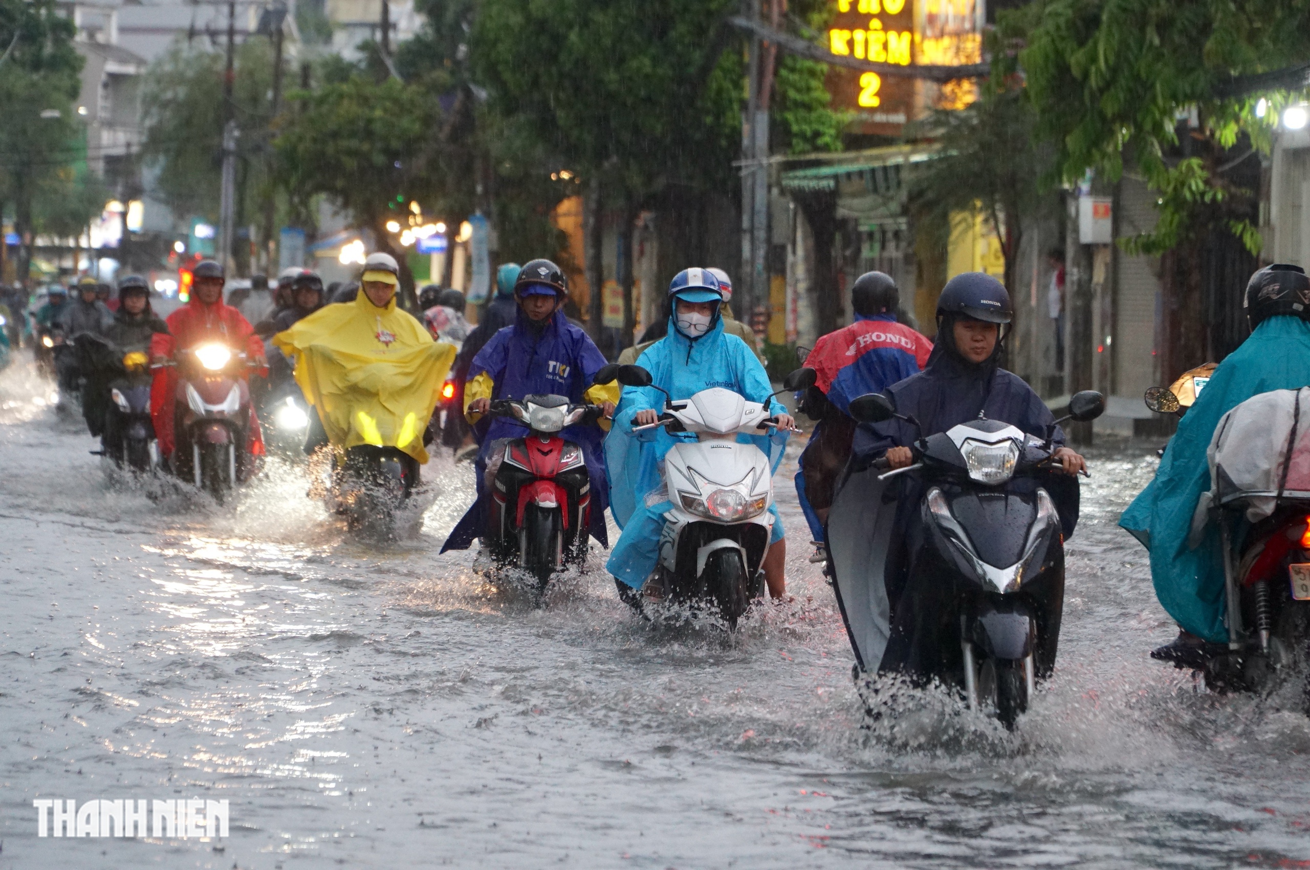 Mưa lớn ở TP.HCM: Nhiều tuyến đường lại ngập s&acirc;u, người d&acirc;n chật vật dắt bộ xe- Ảnh 2.