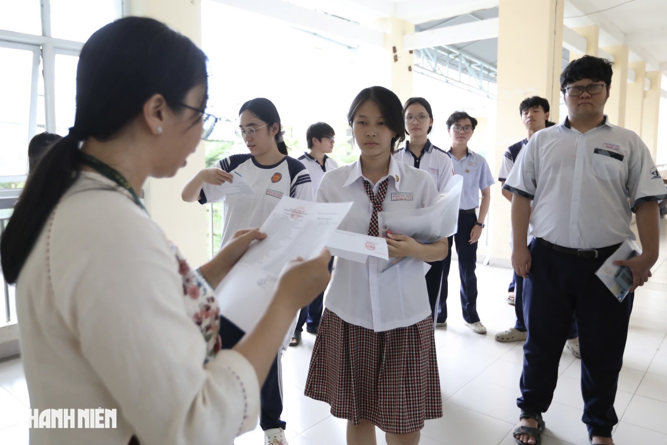 H&igrave;nh ảnh đầy cảm x&uacute;c của sĩ tử TP.HCM trong ng&agrave;y đầu thi tốt nghiệp THPT - Ảnh 9.