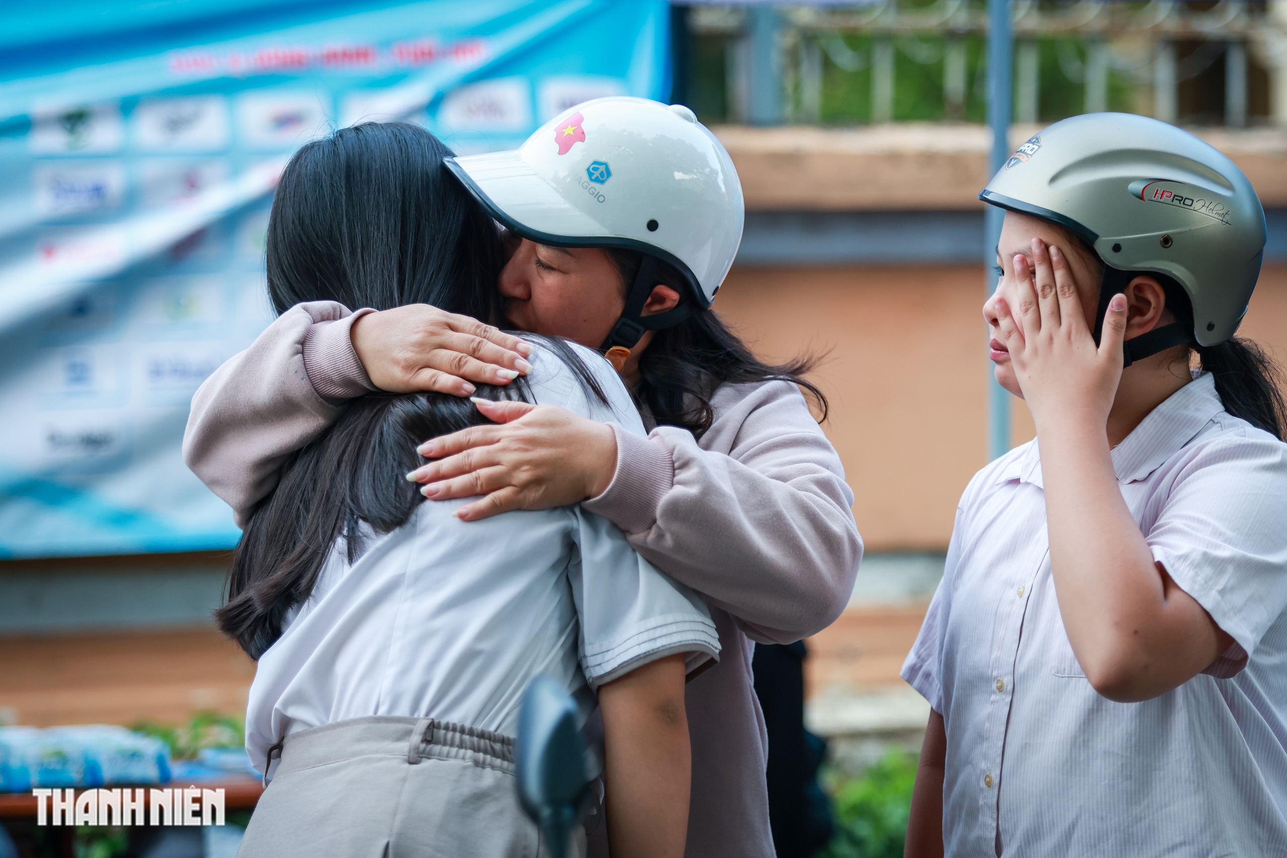 H&igrave;nh ảnh đầy cảm x&uacute;c của sĩ tử TP.HCM trong ng&agrave;y đầu thi tốt nghiệp THPT - Ảnh 6.