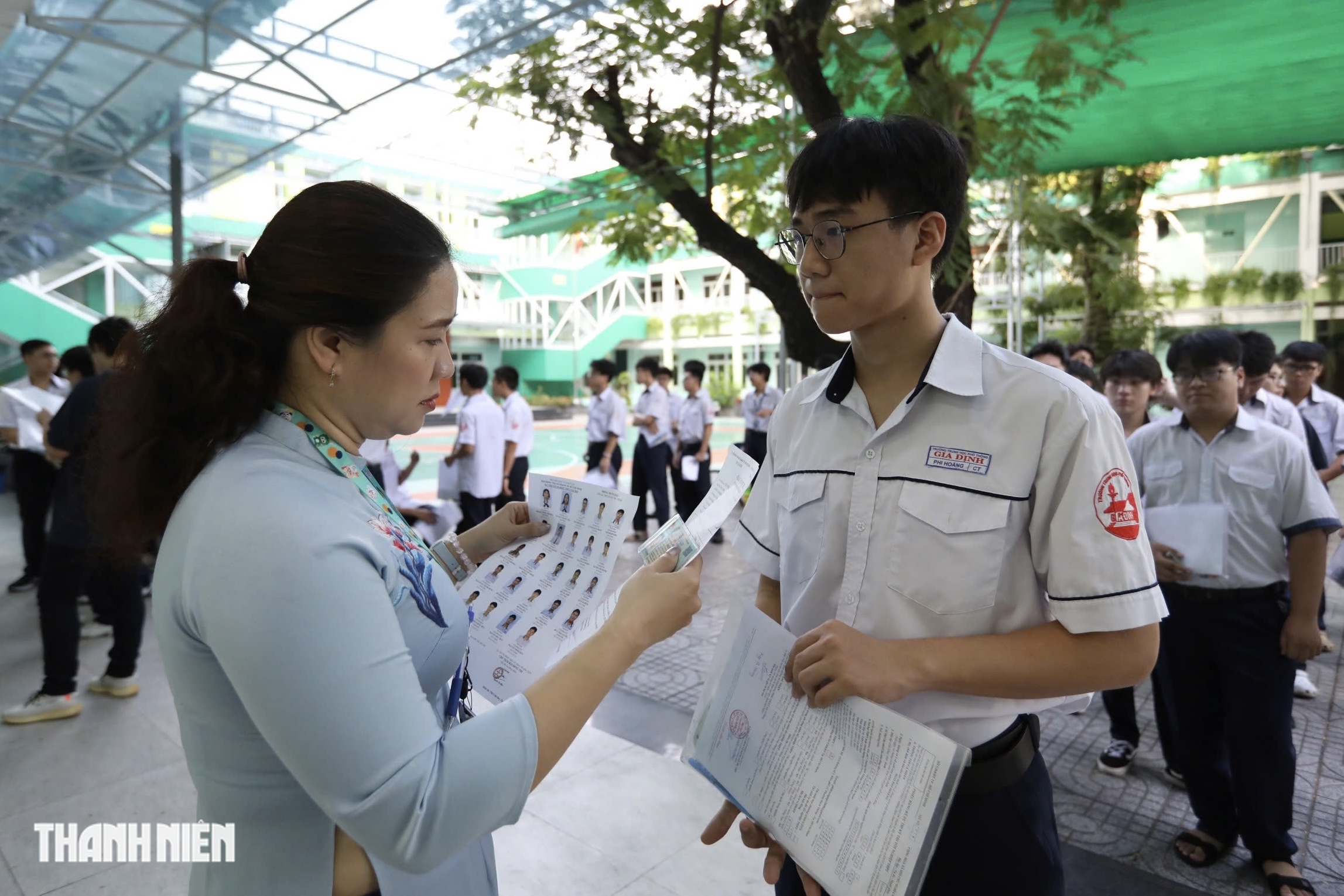 H&igrave;nh ảnh đầy cảm x&uacute;c của sĩ tử TP.HCM trong ng&agrave;y đầu thi tốt nghiệp THPT - Ảnh 10.