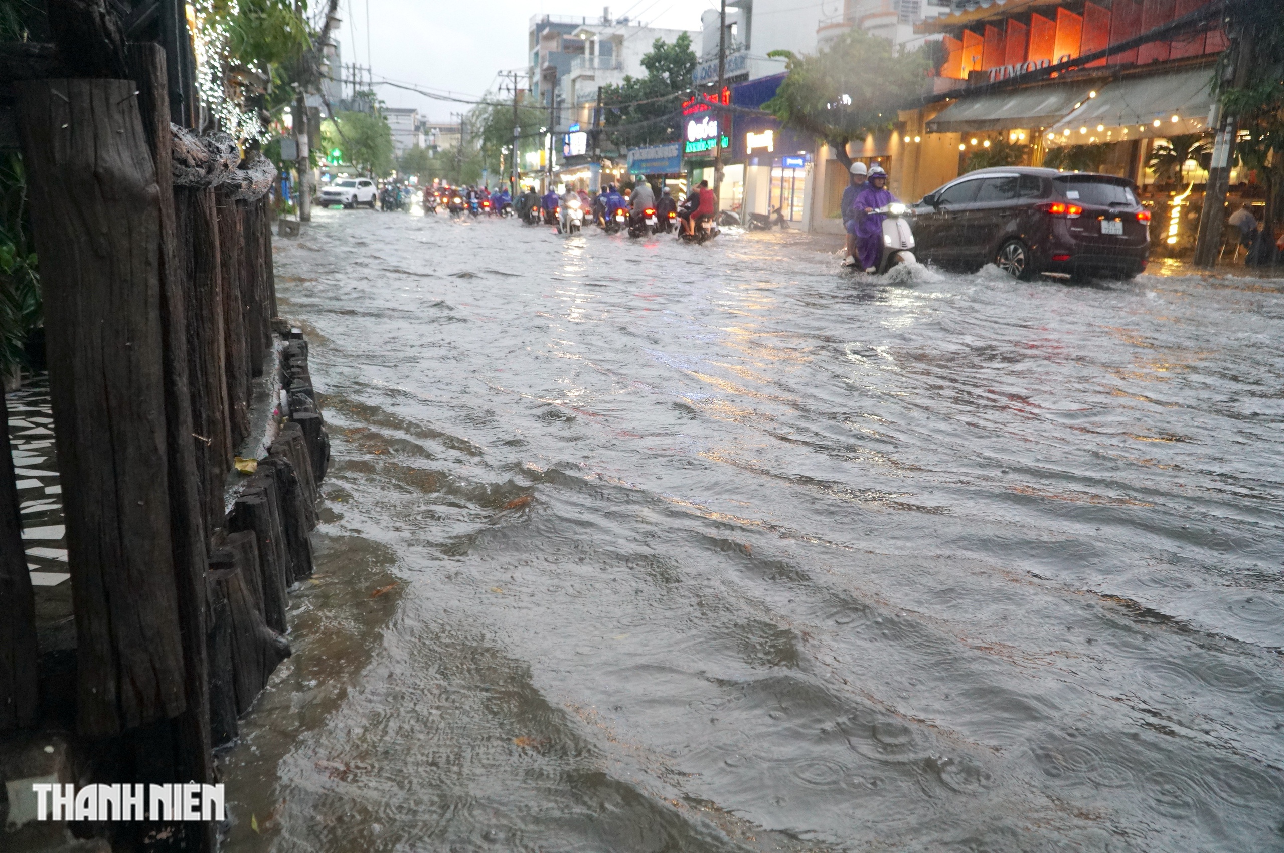 Mưa lớn ở TP.HCM: Nhiều tuyến đường lại ngập s&acirc;u, người d&acirc;n chật vật dắt bộ xe- Ảnh 3.