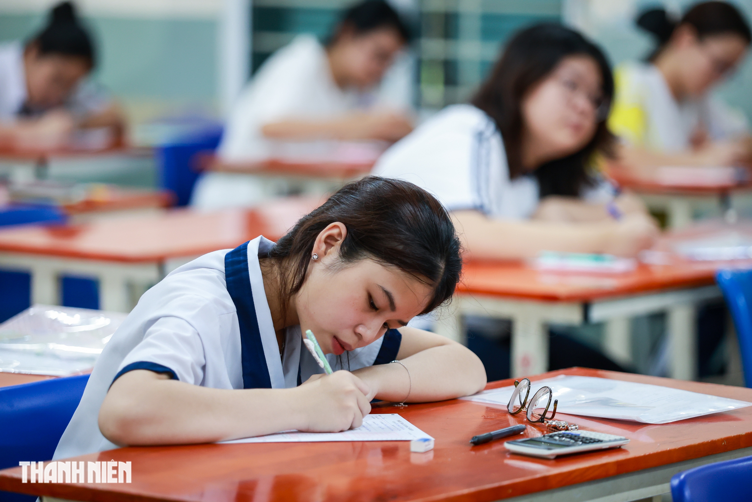 H&igrave;nh ảnh đầy cảm x&uacute;c của sĩ tử TP.HCM trong ng&agrave;y đầu thi tốt nghiệp THPT - Ảnh 12.