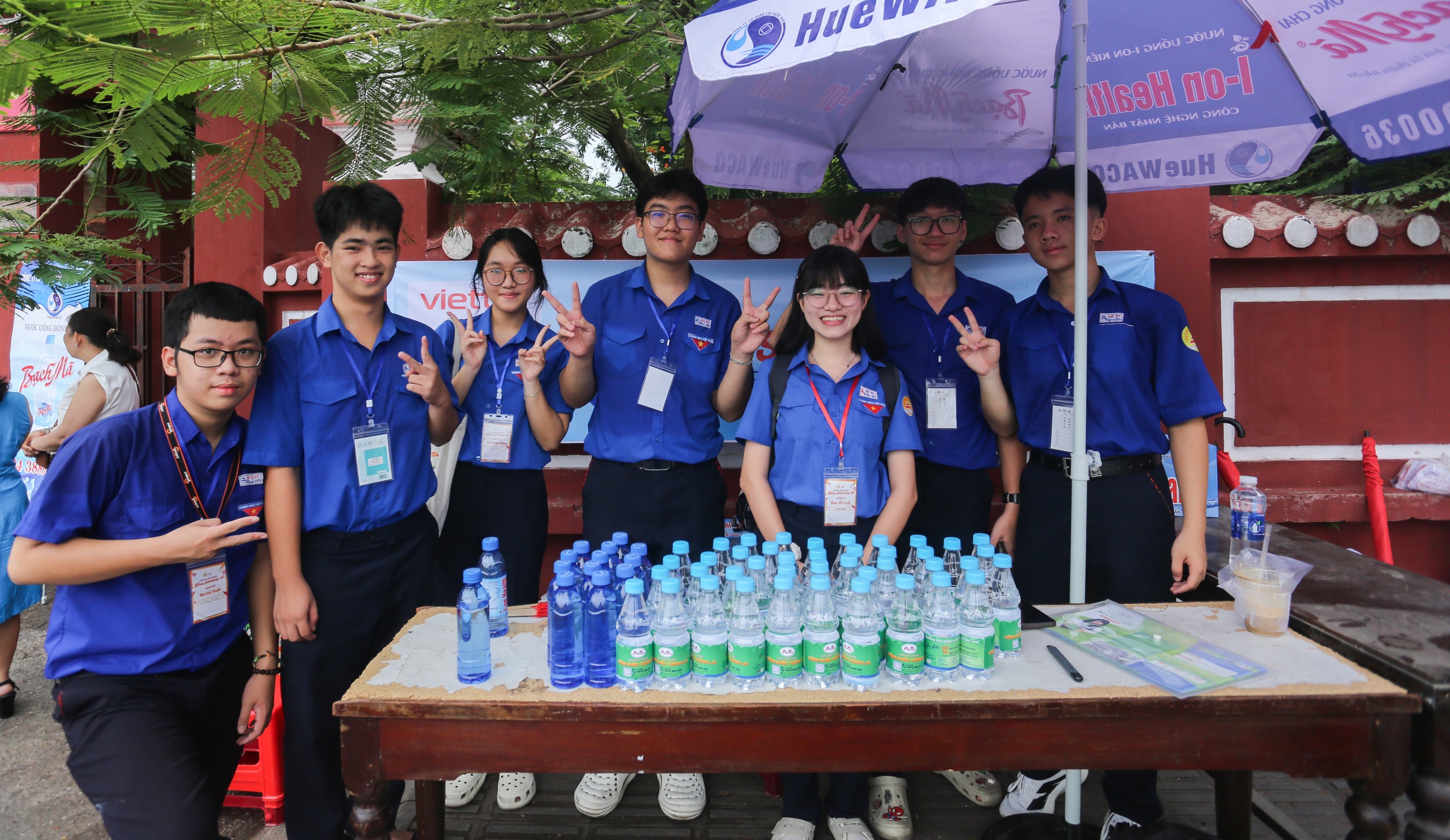 Bộ đội, tình nguyện viên giúp phụ huynh giải tỏa căng thẳng bên ngoài phòng thi - Ảnh 4.