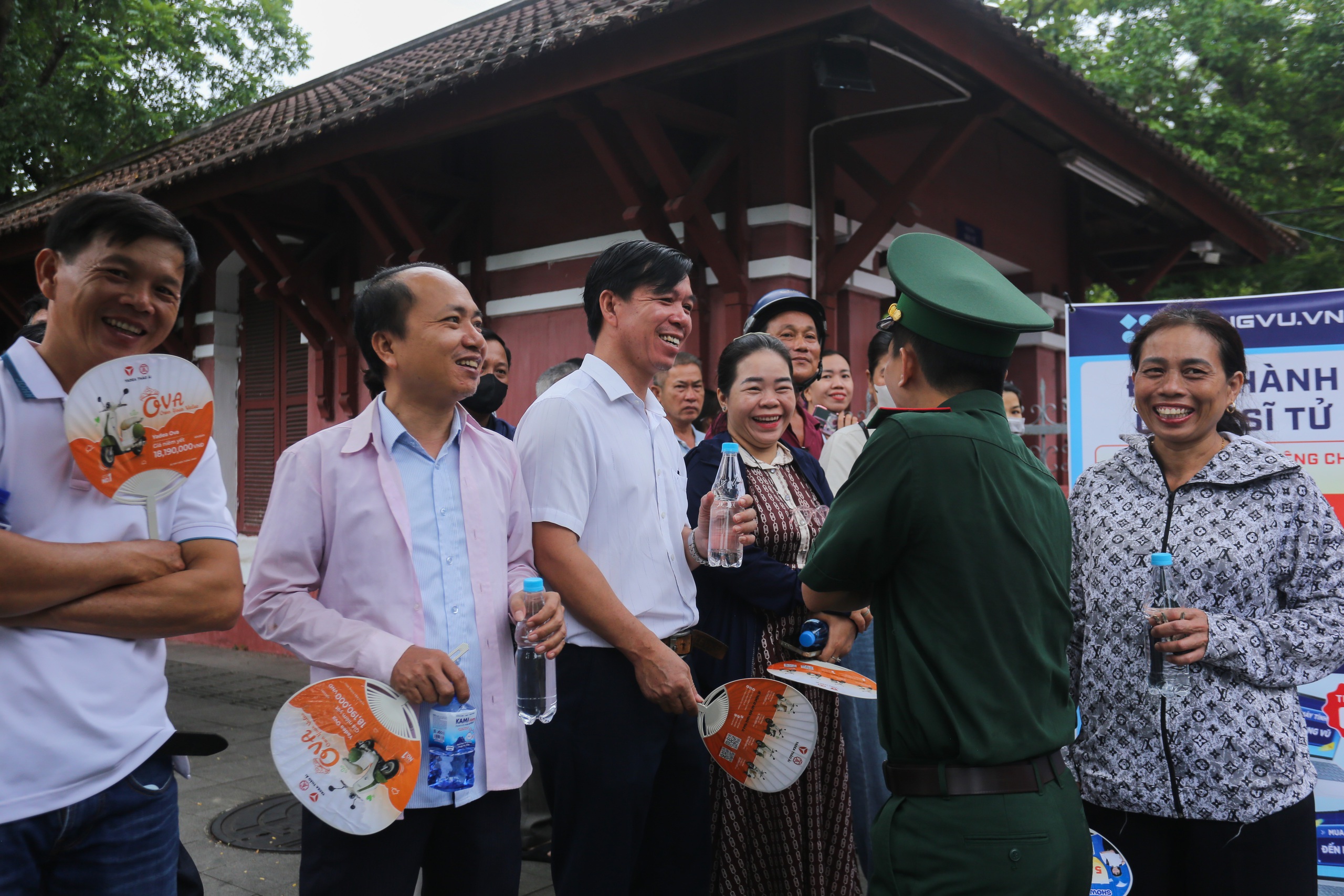 Bộ đội, tình nguyện viên giúp phụ huynh giải tỏa căng thẳng bên ngoài phòng thi - Ảnh 1.