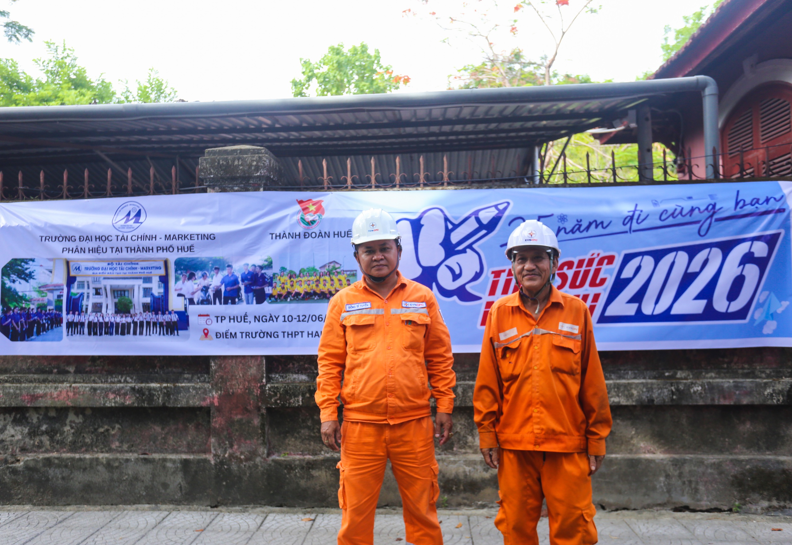 Những c&ocirc;ng nh&acirc;n ng&agrave;nh điện thầm lặng nhưng rất quan trọng tại c&aacute;c điểm thi- Ảnh 1.