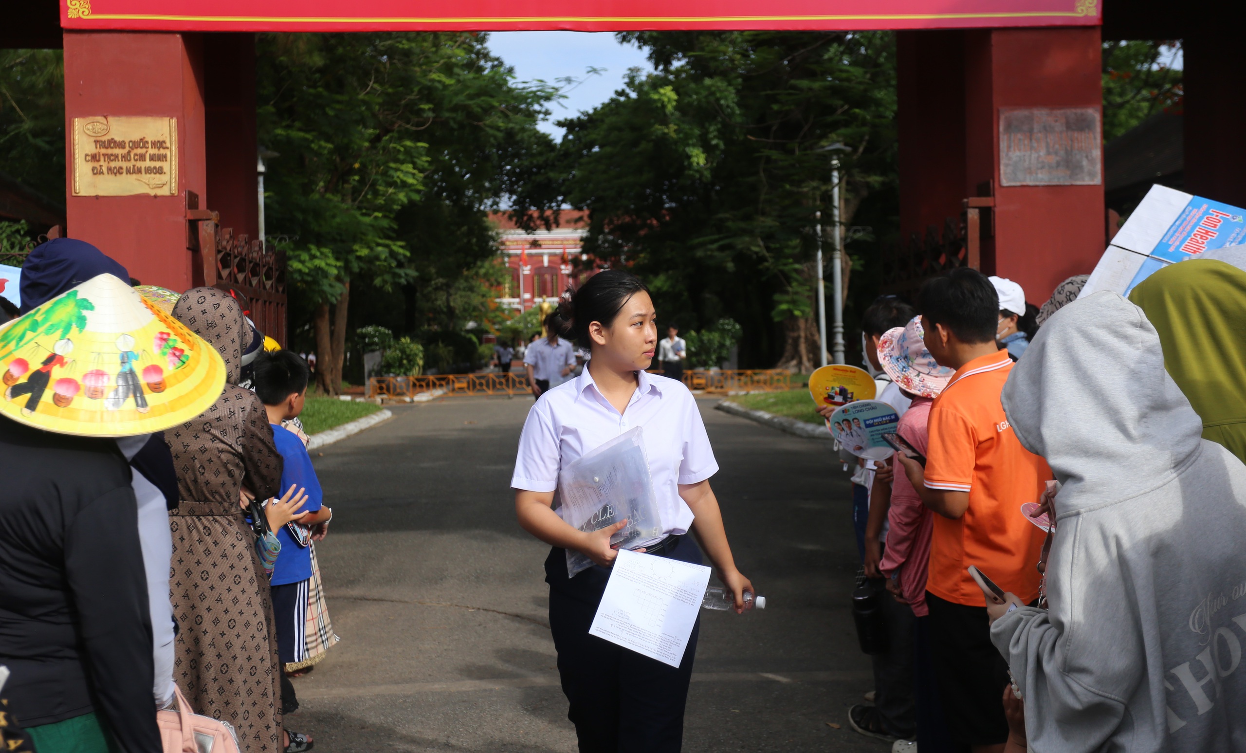 Những c&ocirc;ng nh&acirc;n ng&agrave;nh điện thầm lặng nhưng rất quan trọng tại c&aacute;c điểm thi- Ảnh 2.