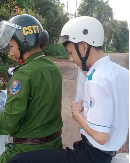 CSGT Lâm Đồng dùng xe đặc chủng đưa thí sinh về lấy giấy tờ, kịp dự thi.- Ảnh 3. CSGT Lâm Đồng dùng xe đặc chủng đưa thí sinh về lấy giấy tờ, kịp dự thi.- Ảnh 3.