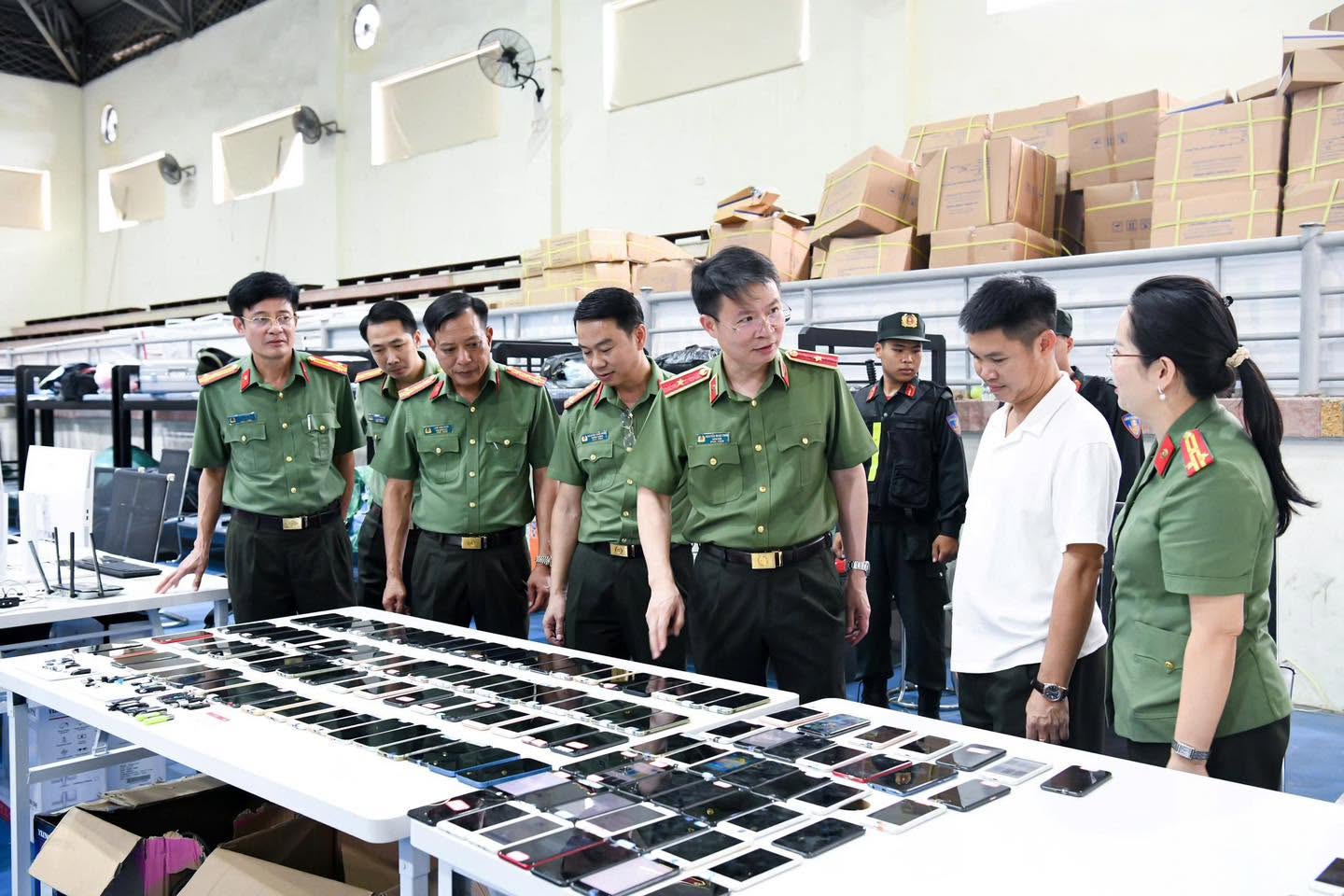 Công an triệt phá nhóm lừa đảo từ Campuchia sang Việt Nam lập 'đại bản doanh' - Ảnh 2.