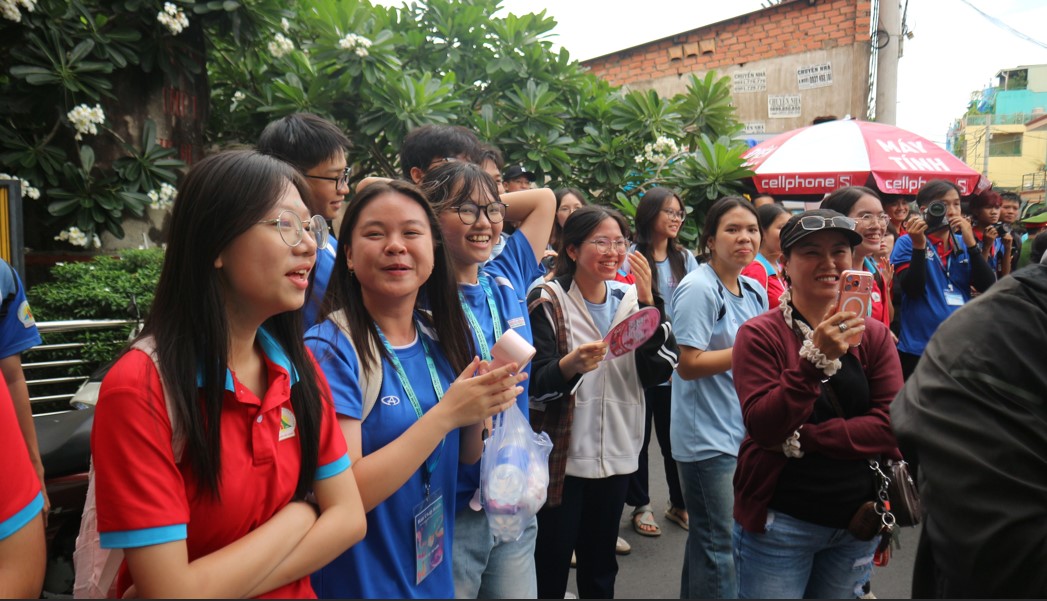 Thi tốt nghiệp THPT: 'Hy vọng chú Phạm Nhật Vượng, Steve Jobs cho con điểm cao' - Ảnh 8. Thi văn xong, thí sinh đồng loạt gọi tên AI, Phạm Nhật Vượng - Ảnh 9.