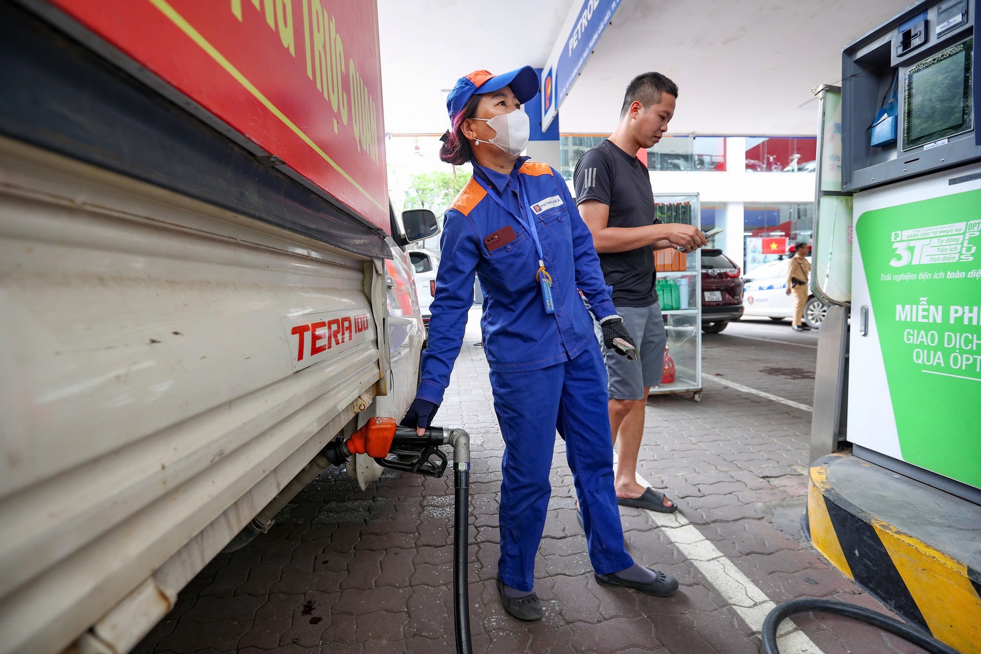 Giá xăng dầu giảm mạnh, chưa điều hành giá xăng E10 - Ảnh 1.