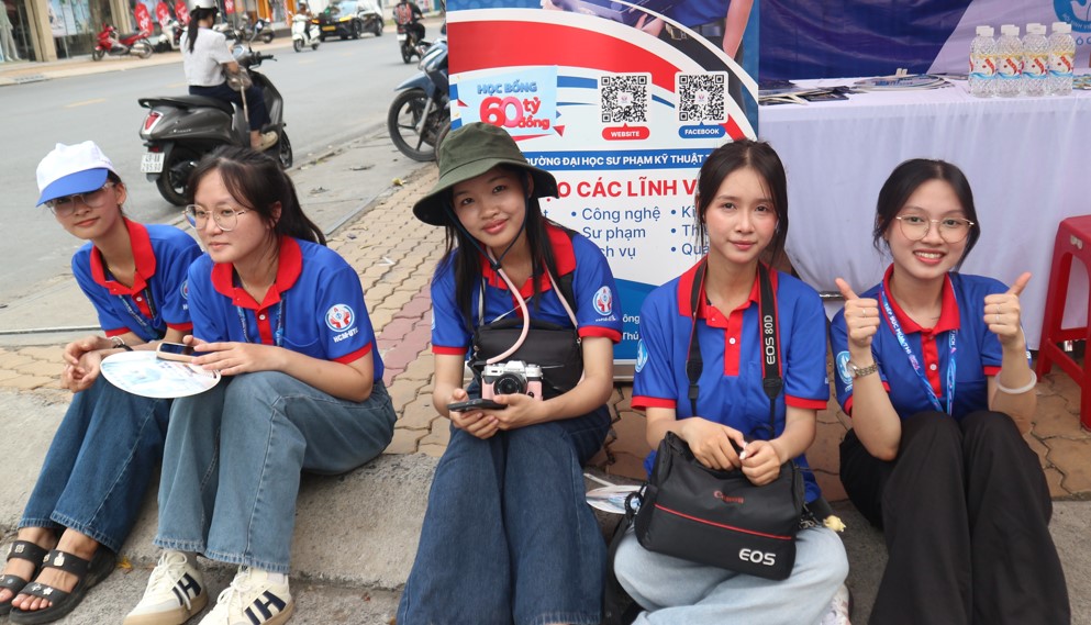 Quên giấy tờ, đi lộn điểm thi: Những pha 'thót tim' ở kỳ thi tốt nghiệp THPT - Ảnh 6. Quên giấy tờ, đi lộn điểm thi: Những pha 'thót tim' ở kỳ thi tốt nghiệp THPT - Ảnh 6.