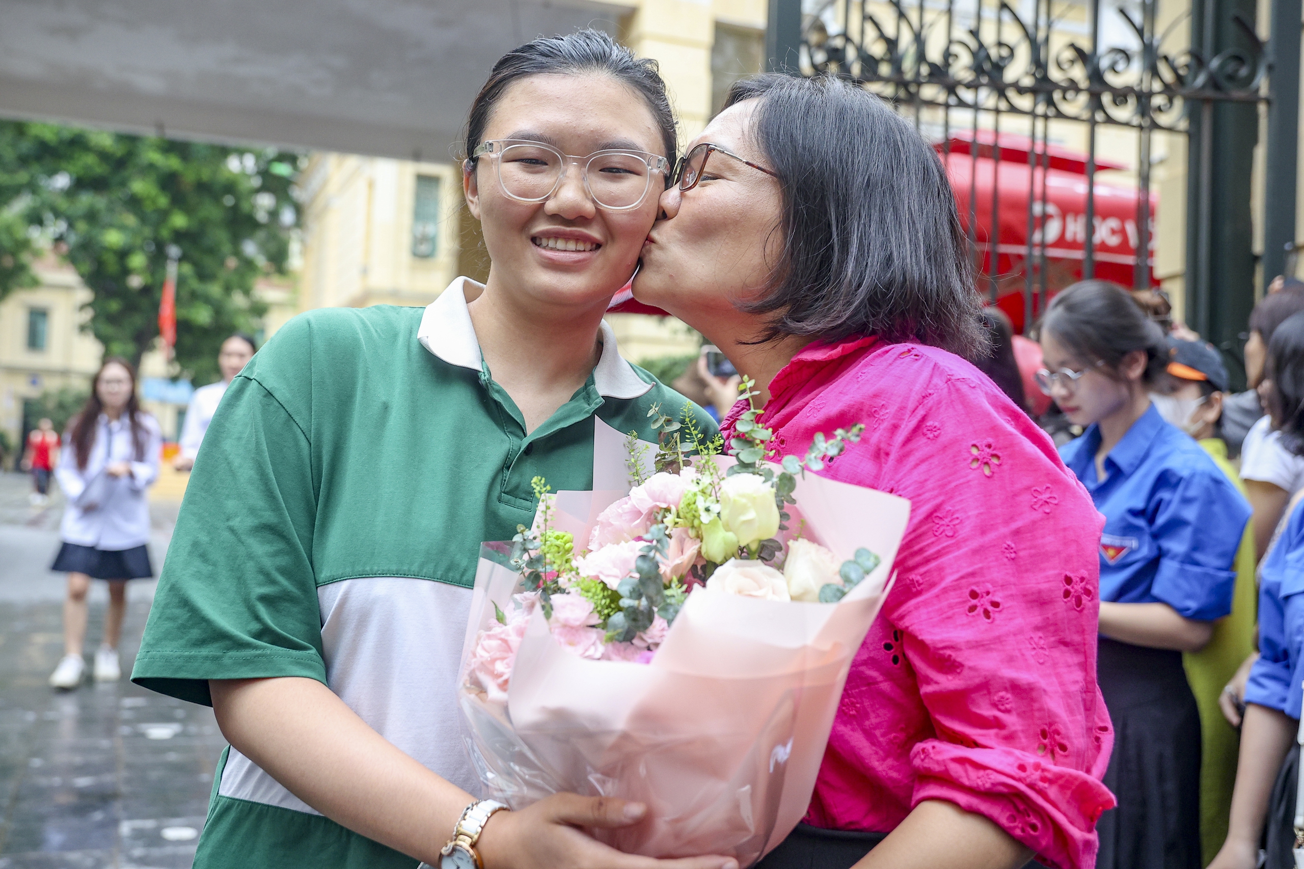 Sĩ tử H&agrave; Nội rạng ngời trong v&ograve;ng tay người th&acirc;n sau ng&agrave;y thi đầu ti&ecirc;n - Ảnh 13.