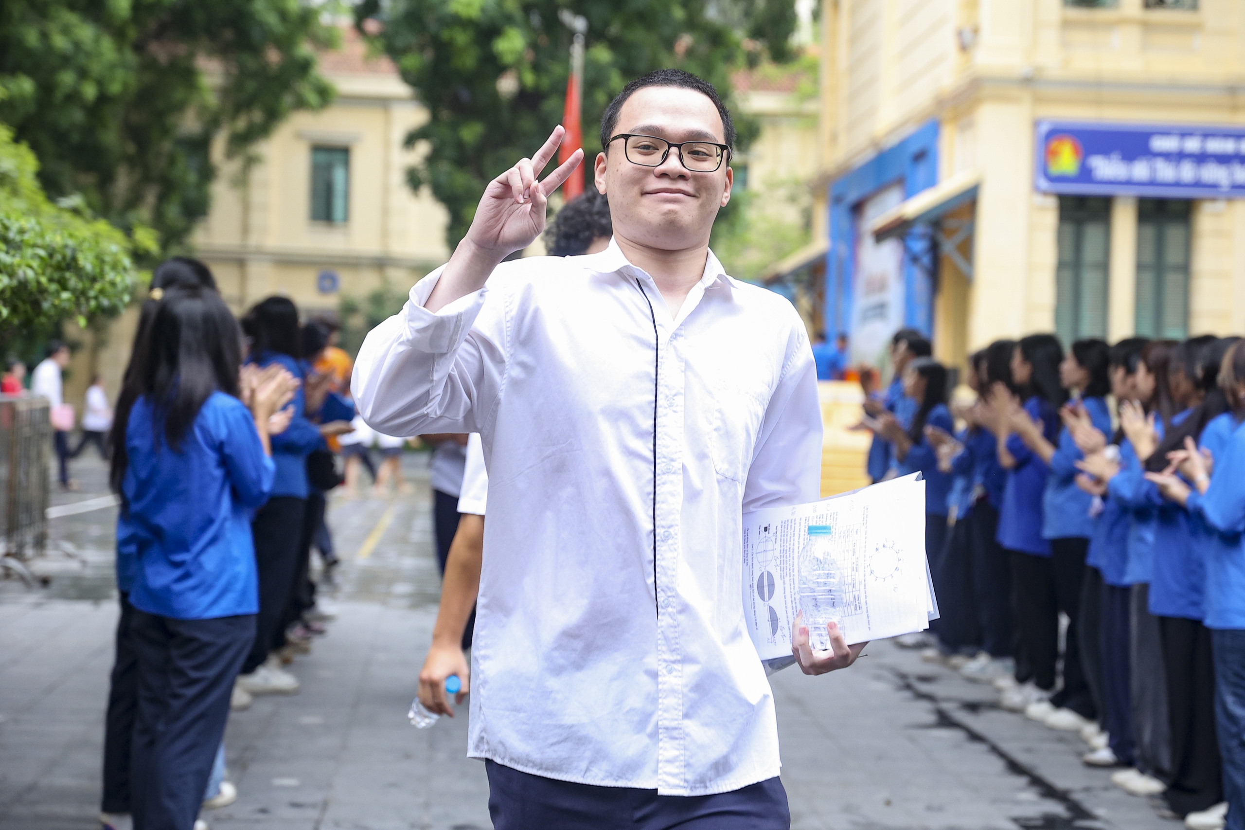 Sĩ tử H&agrave; Nội rạng ngời trong v&ograve;ng tay người th&acirc;n sau ng&agrave;y thi đầu ti&ecirc;n - Ảnh 7.