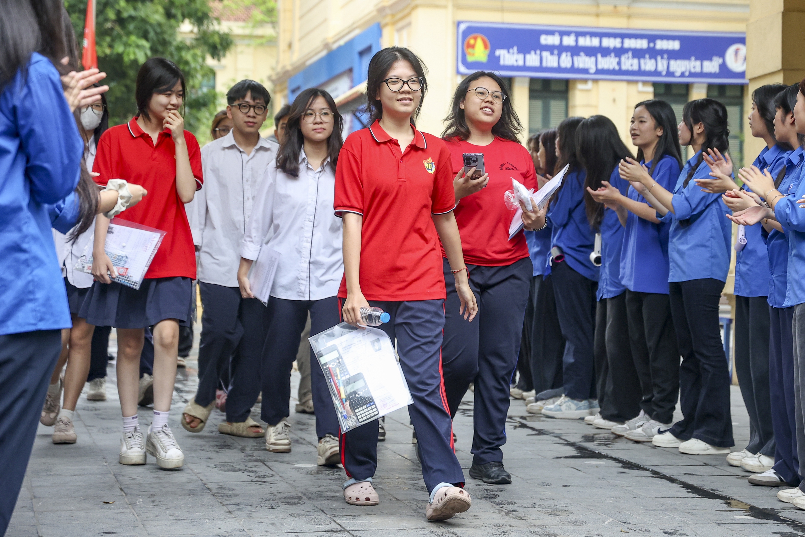 Sĩ tử H&agrave; Nội rạng ngời trong v&ograve;ng tay người th&acirc;n sau ng&agrave;y thi đầu ti&ecirc;n - Ảnh 9.