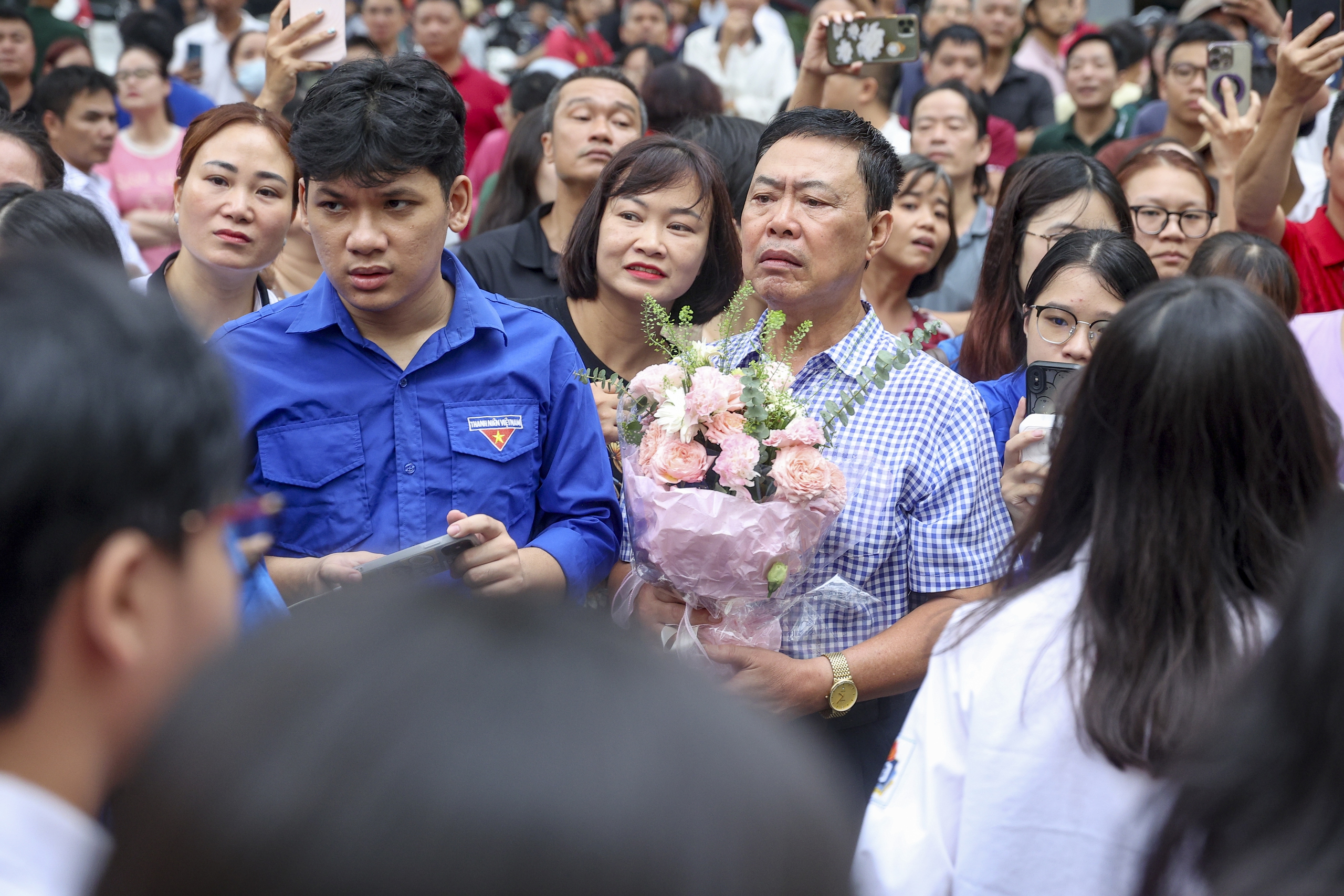 Sĩ tử H&agrave; Nội rạng ngời trong v&ograve;ng tay người th&acirc;n sau ng&agrave;y thi đầu ti&ecirc;n - Ảnh 11.