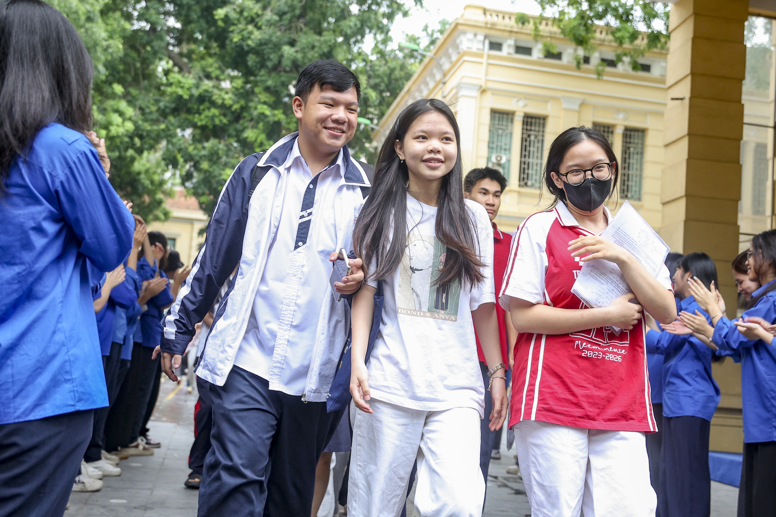 Sĩ tử H&agrave; Nội rạng ngời trong v&ograve;ng tay người th&acirc;n sau ng&agrave;y thi đầu ti&ecirc;n - Ảnh 8.