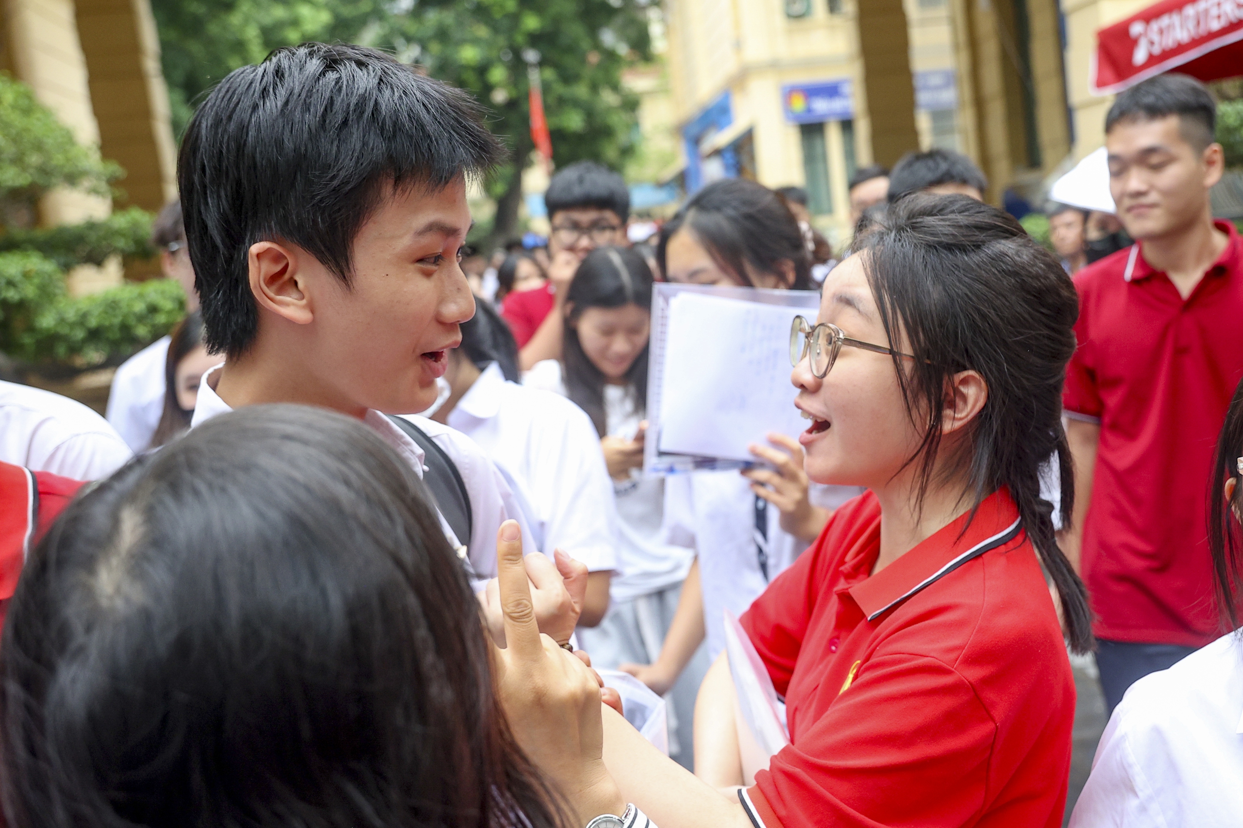Sĩ tử H&agrave; Nội rạng ngời trong v&ograve;ng tay người th&acirc;n sau ng&agrave;y thi đầu ti&ecirc;n - Ảnh 10.