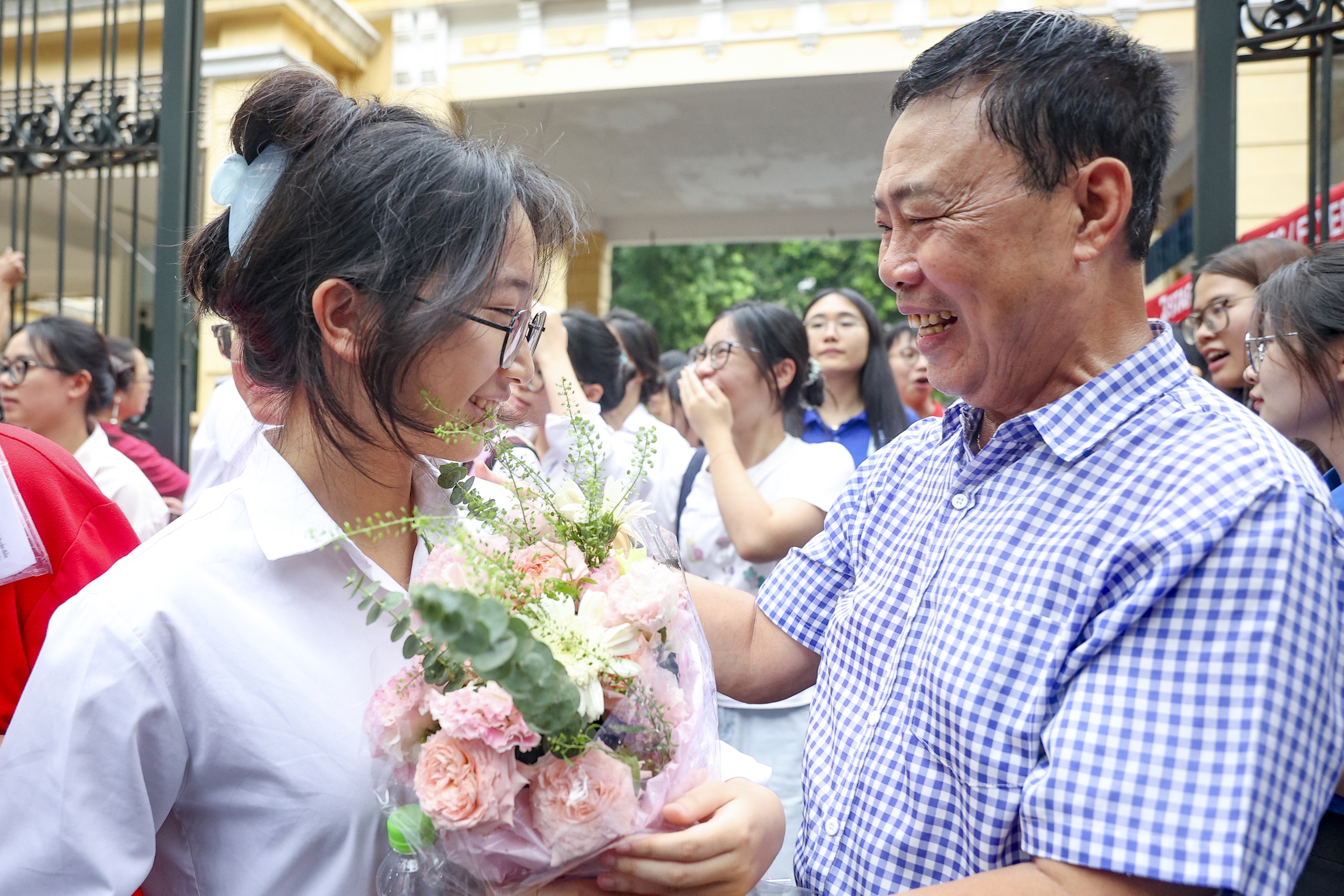 Sĩ tử H&agrave; Nội rạng ngời trong v&ograve;ng tay người th&acirc;n sau ng&agrave;y thi đầu ti&ecirc;n - Ảnh 12.