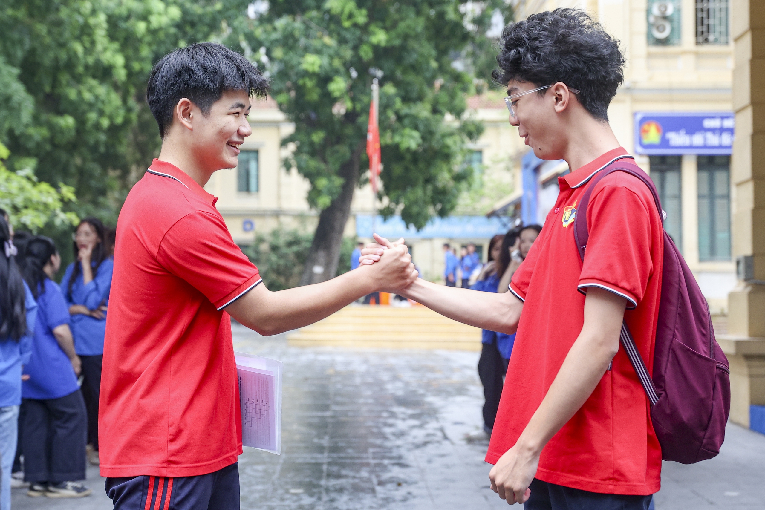 Sĩ tử H&agrave; Nội rạng ngời trong v&ograve;ng tay người th&acirc;n sau ng&agrave;y thi đầu ti&ecirc;n - Ảnh 15.