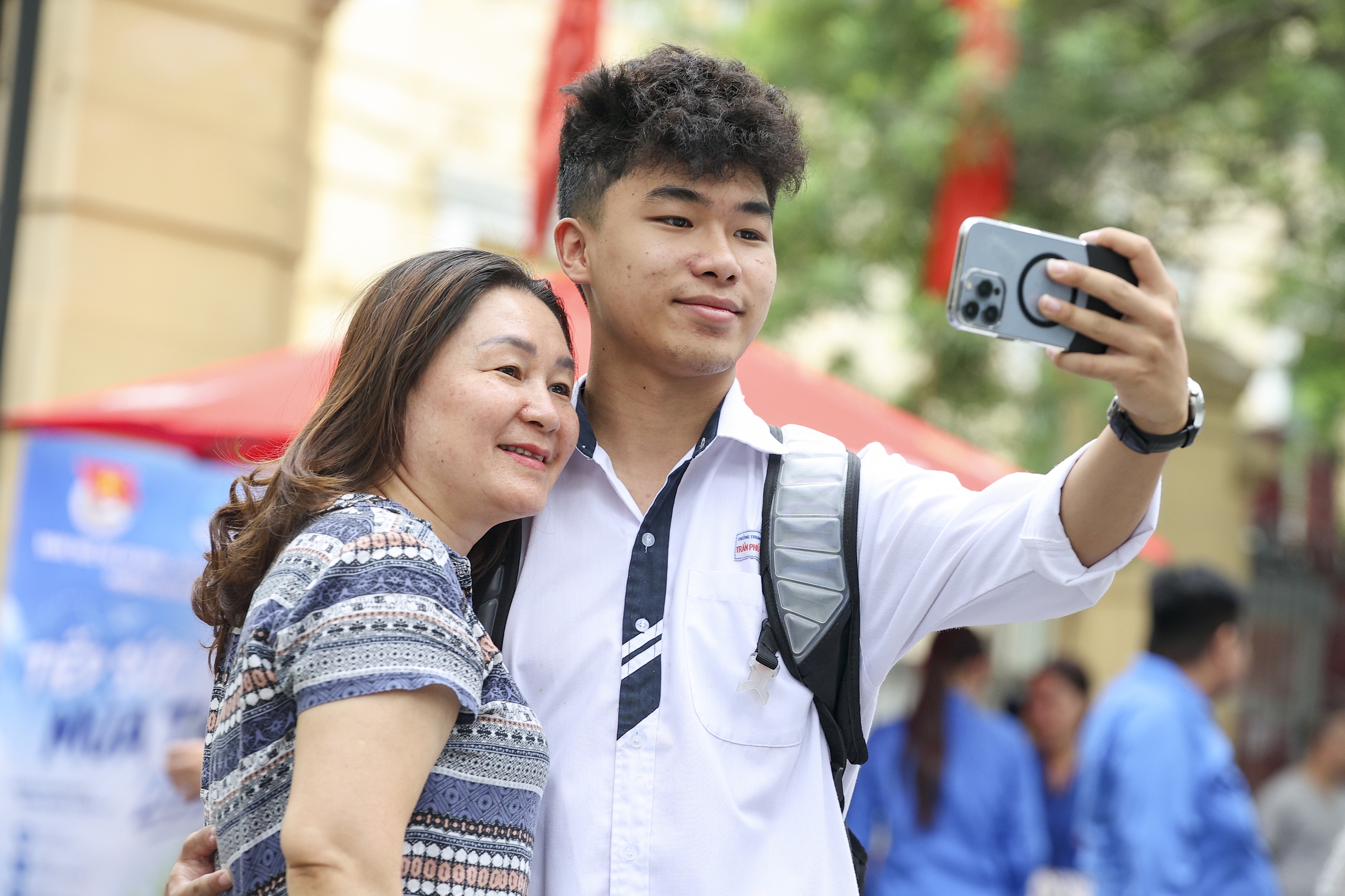 Sĩ tử H&agrave; Nội rạng ngời trong v&ograve;ng tay người th&acirc;n sau ng&agrave;y thi đầu ti&ecirc;n - Ảnh 6.