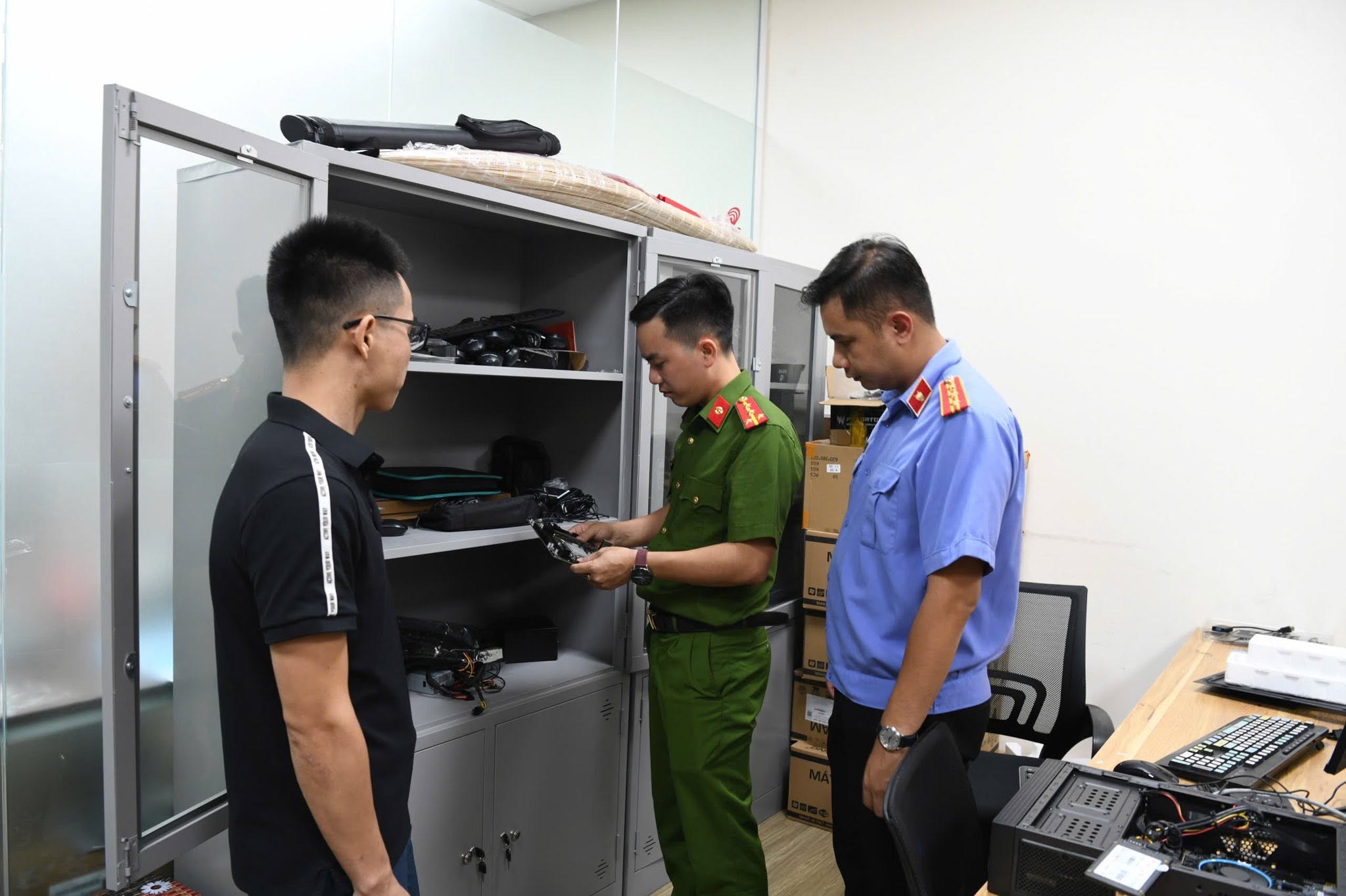 Công an khám xét khẩn cấp 5 địa điểm- Ảnh 4. Công an khám xét khẩn cấp 5 địa điểm- Ảnh 4.