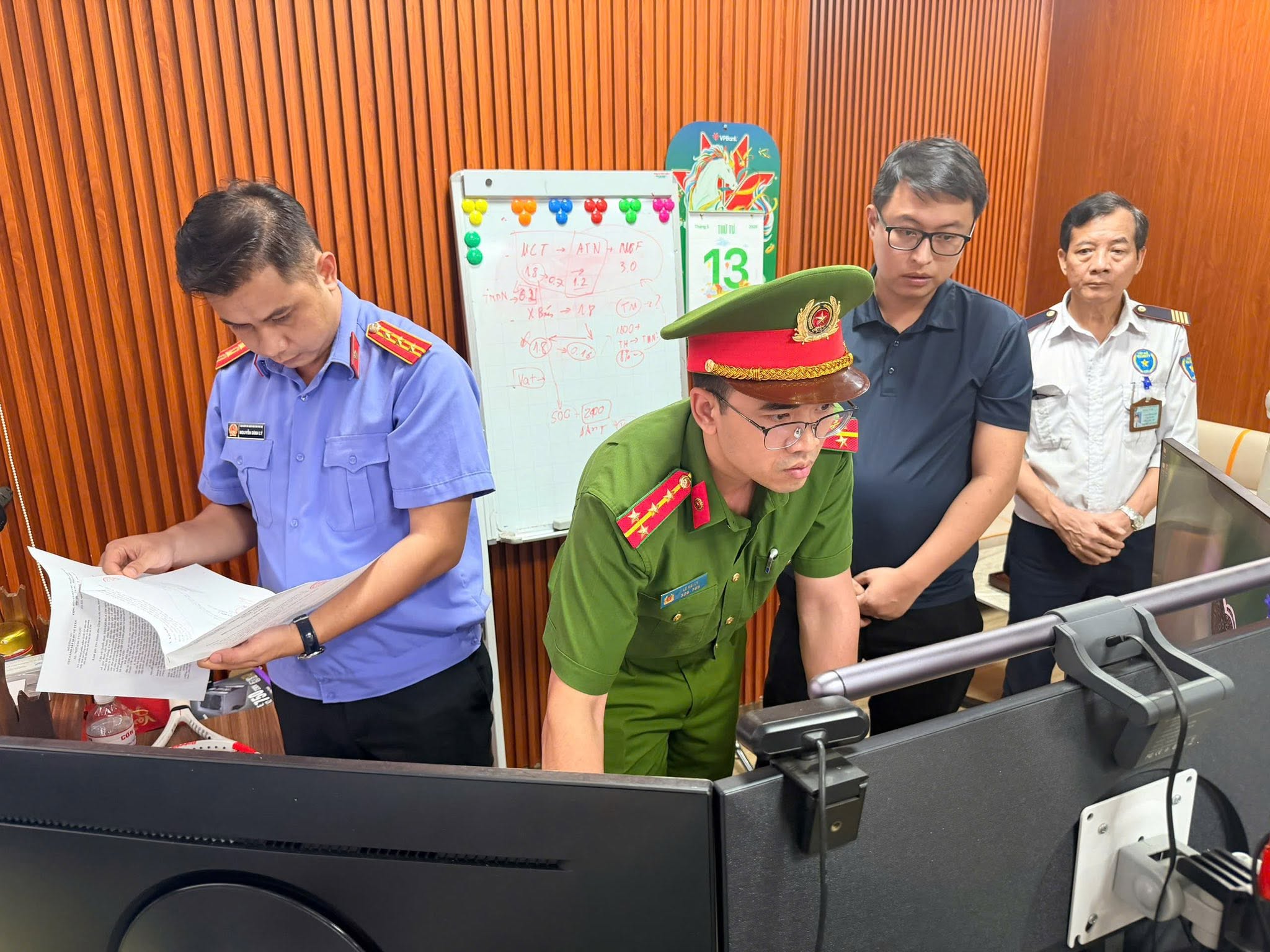 Công an khám xét khẩn cấp 5 địa điểm- Ảnh 6. Công an khám xét khẩn cấp 5 địa điểm- Ảnh 6.