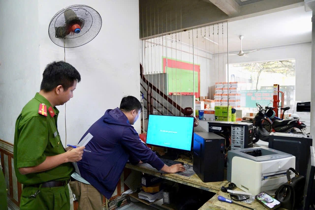 Khởi tố vụ xài 'Windows lậu': Công an khám xét khẩn cấp 5 địa điểm- Ảnh 3. Khởi tố vụ xài 'Windows lậu': Công an khám xét khẩn cấp 5 địa điểm- Ảnh 3.