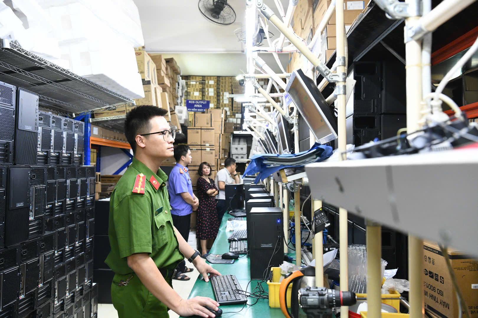 Công an khám xét khẩn cấp 5 địa điểm- Ảnh 8. Công an khám xét khẩn cấp 5 địa điểm- Ảnh 8.