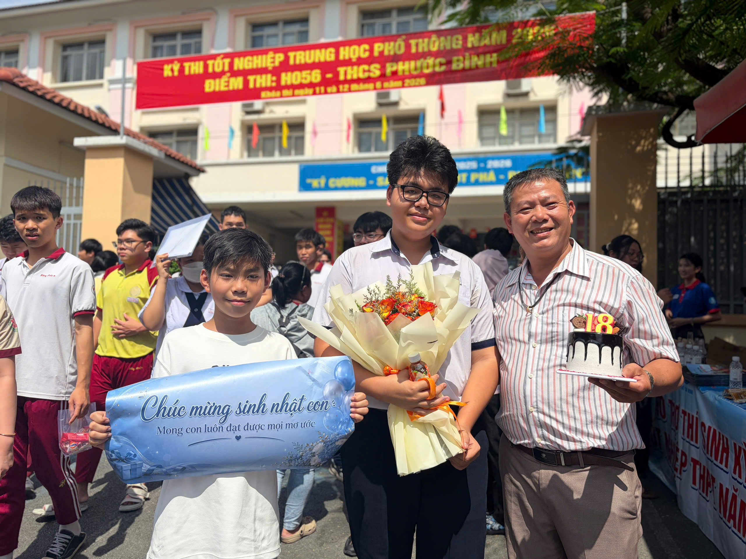 Khoảnh khắc ấm lòng: Cha mang bánh kem đến cổng trường mừng sinh nhật con - Ảnh 1.