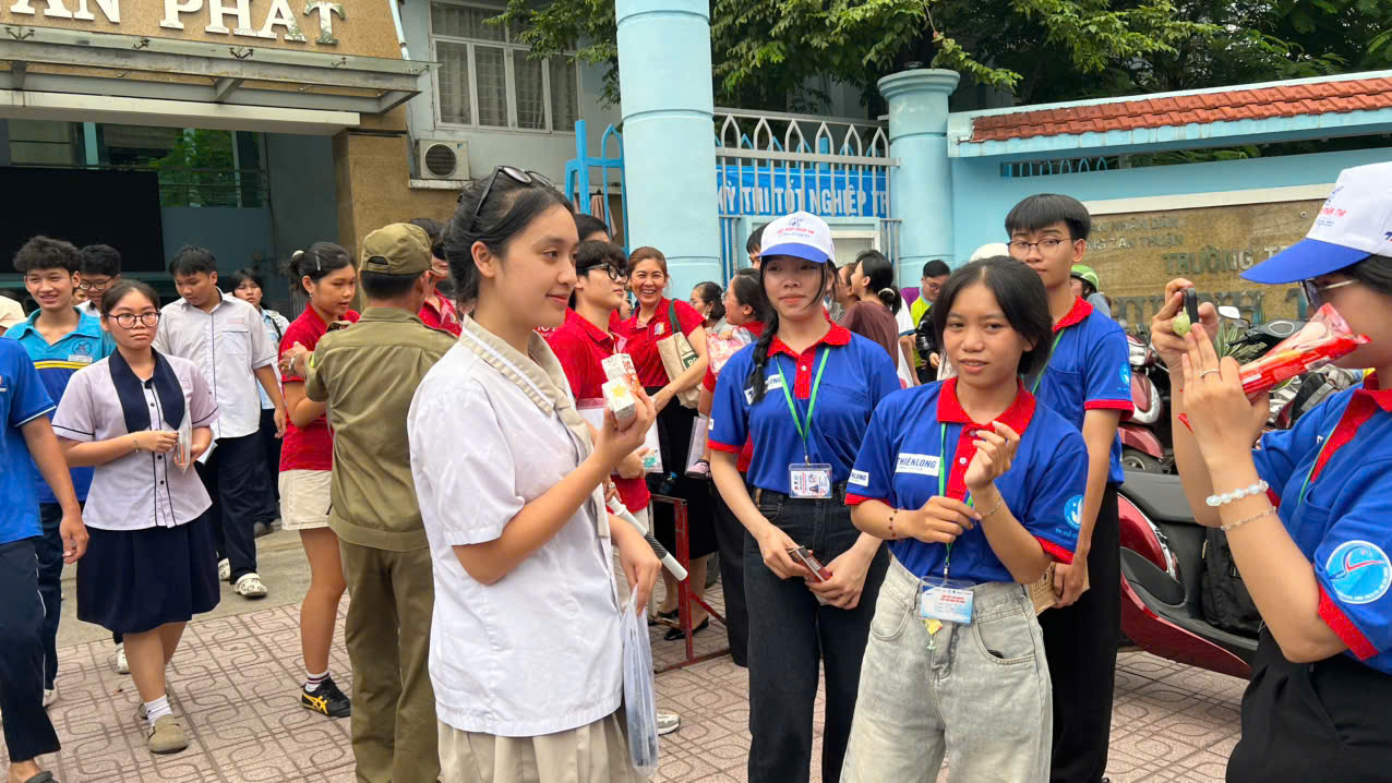 Hoàn thành ngày thi đầu tiên: 'Đừng nghĩ về môn thi đã qua, hãy cứ bước tiếp' - Ảnh 3.