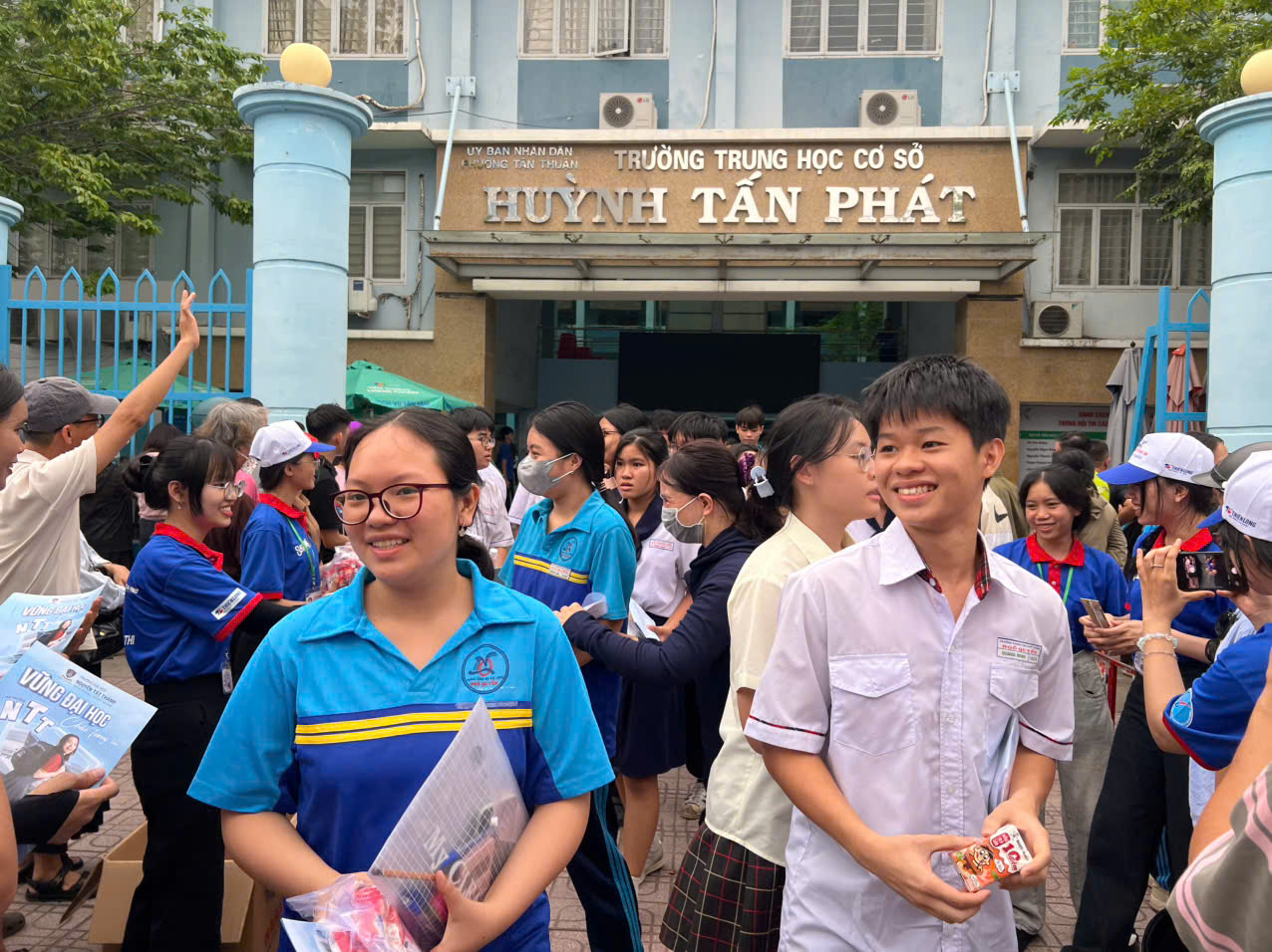 Hoàn thành ngày thi đầu tiên: 'Đừng nghĩ về môn thi đã qua, hãy cứ bước tiếp' - Ảnh 2.