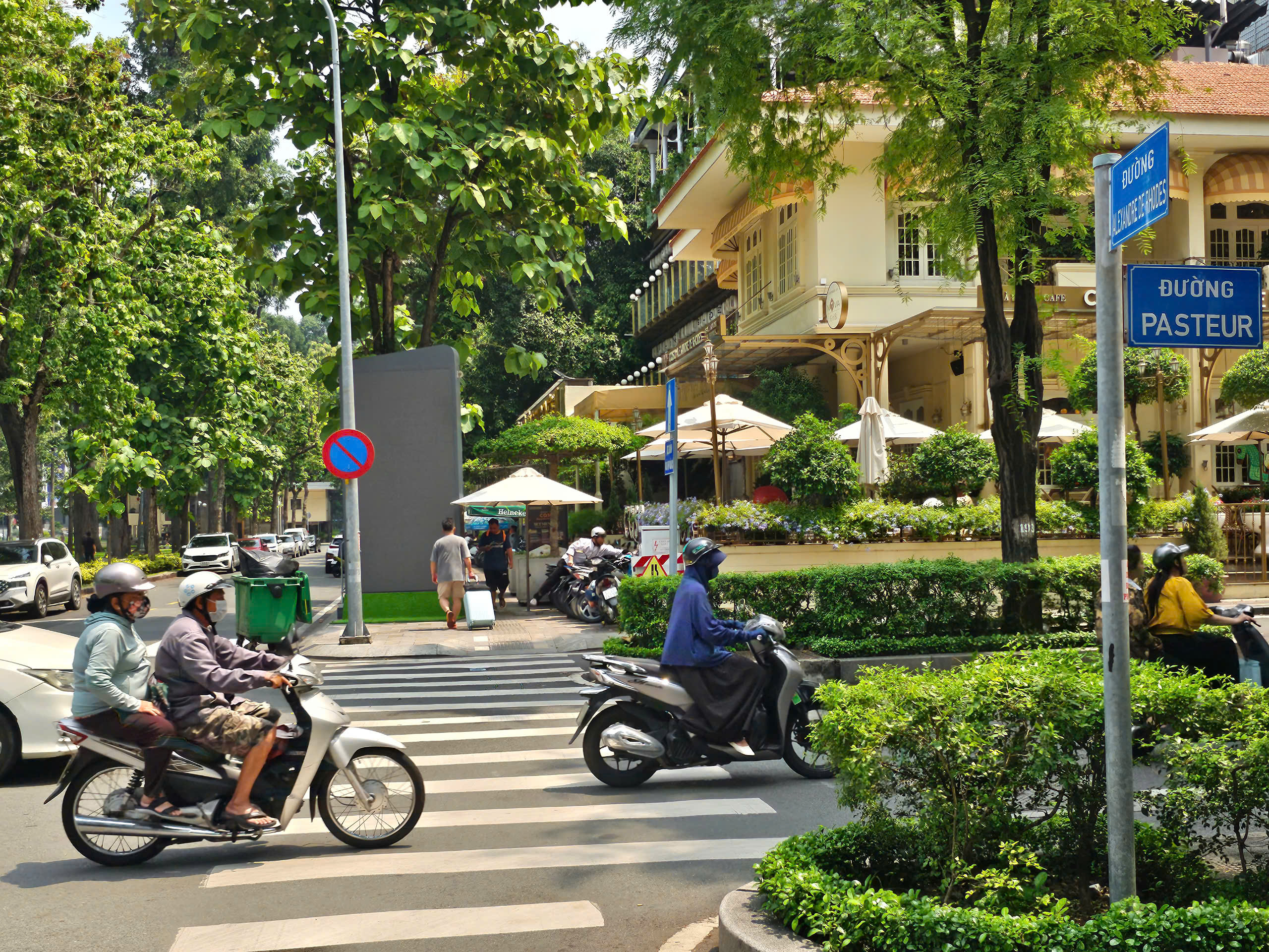 'Ma trận' biển quảng cáo ở trung tâm TP.HCM: Quyết liệt xử lý- Ảnh 1. 'Ma trận' biển quảng cáo ở trung tâm TP.HCM: Quyết liệt xử lý- Ảnh 1.