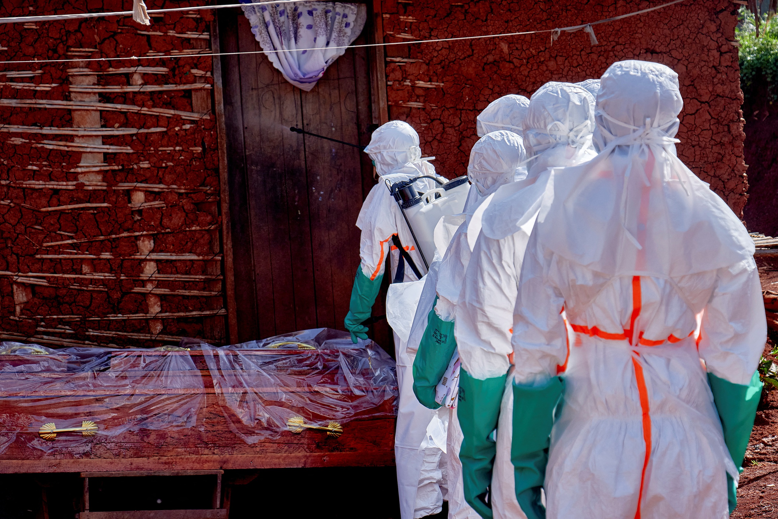 Cuộc tìm kiếm bệnh nhân đầu tiên mắc Ebola ở Congo - Ảnh 1.