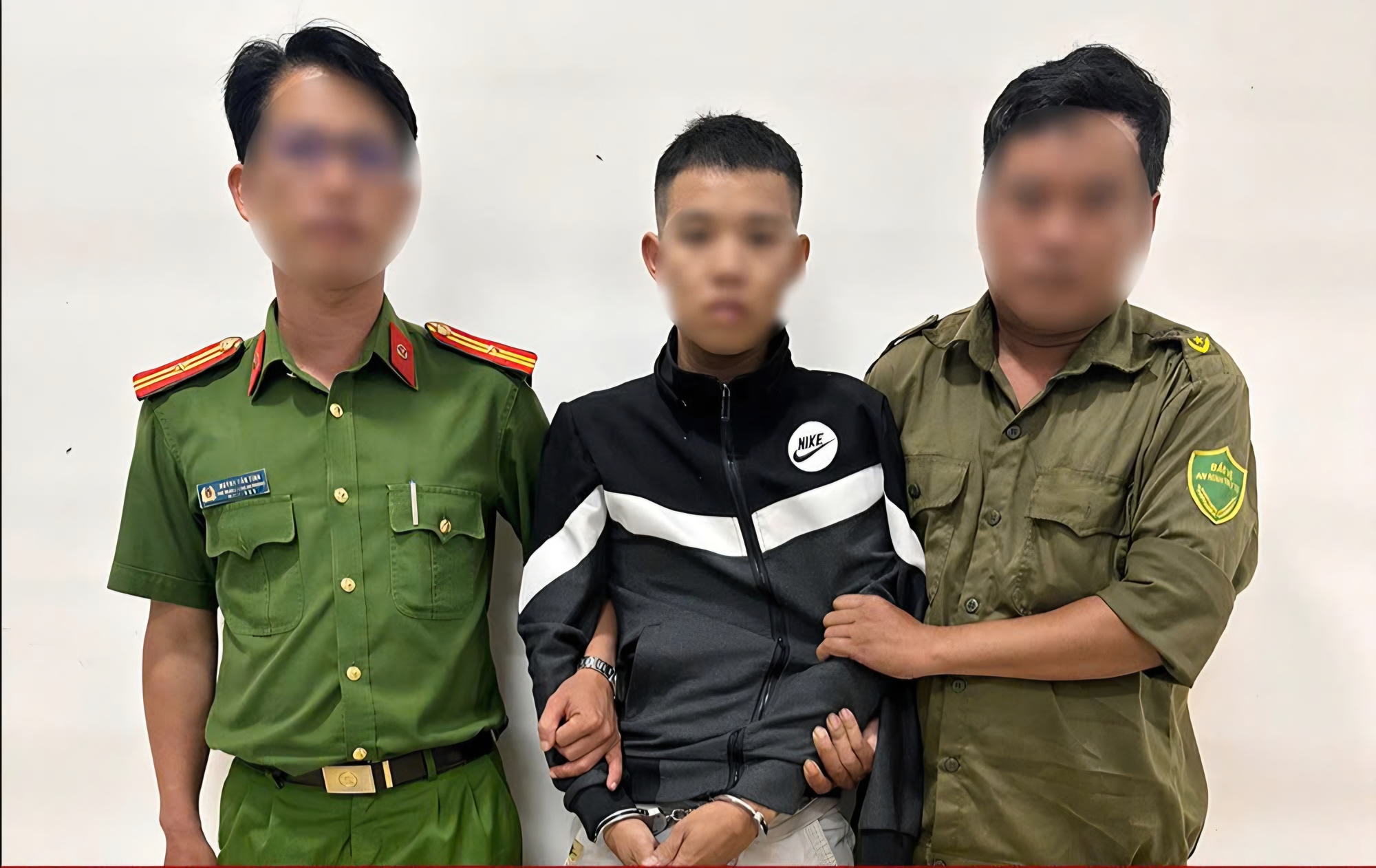 Tạm giữ kẻ ngông cuồng dùng bom xăng tấn công lực lượng công an Đà Nẵng- Ảnh 1.
