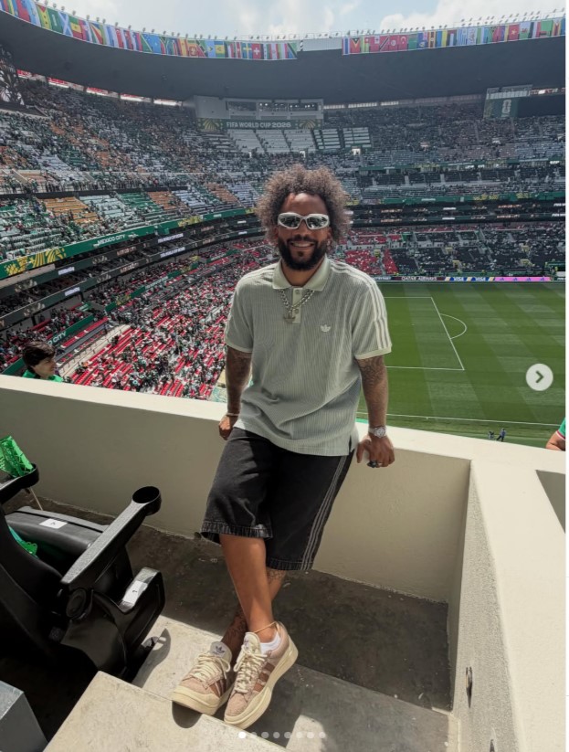 Marcelo được an ninh giải cứu giữa bạo loạn ngo&agrave;i s&acirc;n Azteca ng&agrave;y khai mạc World Cup
- Ảnh 2.