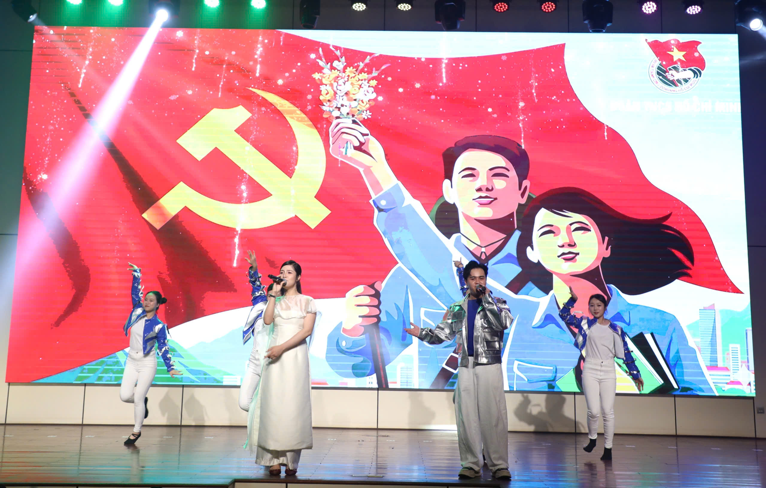 'Đạo diễn trăm tỉ' Nguyễn Quang Dũng, Lê Thiện Viễn 'tiếp lửa' làm phim đến sinh viên- Ảnh 2. 'Đạo diễn trăm tỉ' Nguyễn Quang Dũng, Lê Thiện Viễn 'tiếp lửa' làm phim đến sinh viên- Ảnh 2.