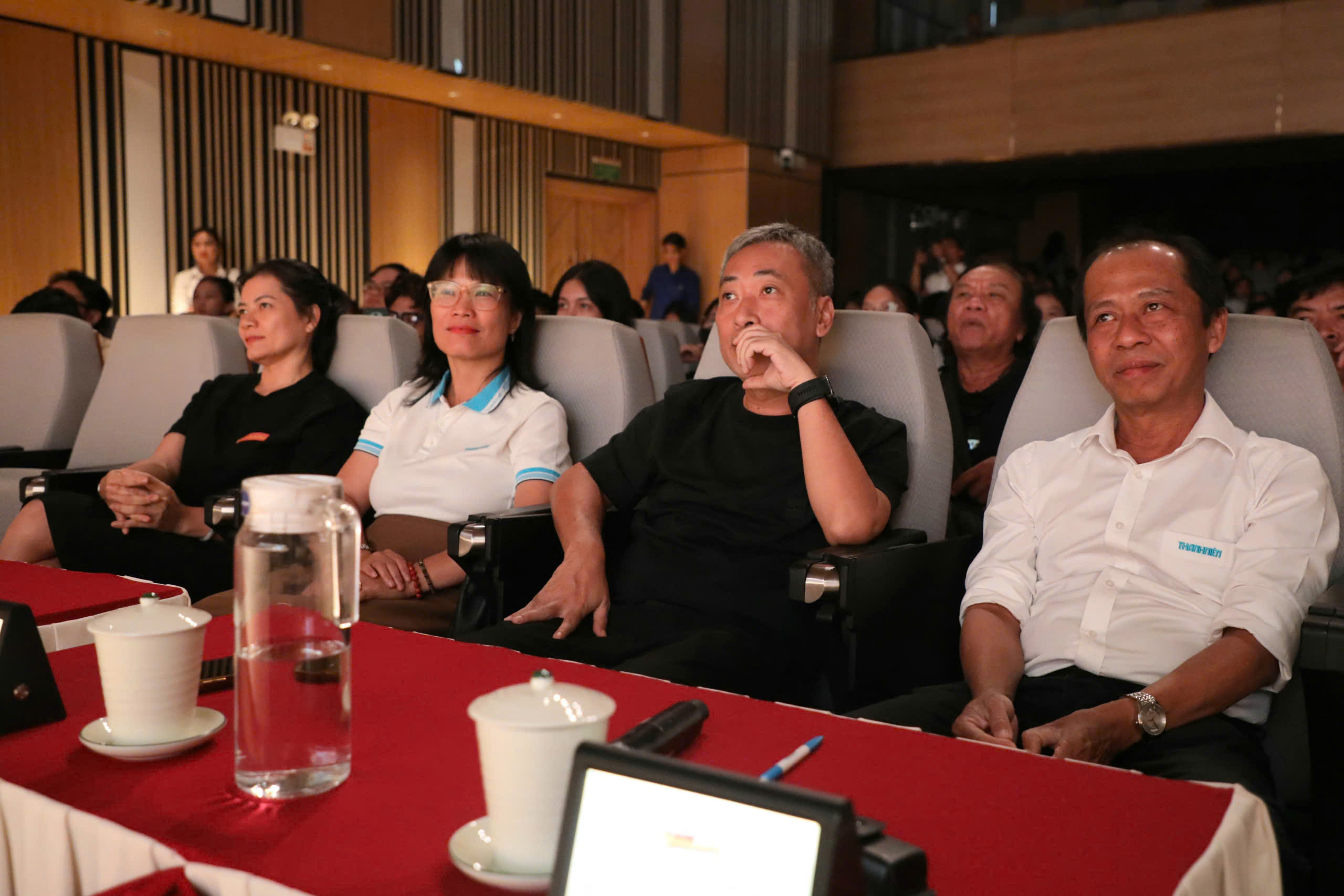 'Đạo diễn trăm tỉ' Nguyễn Quang Dũng, Lê Thiện Viễn 'tiếp lửa' làm phim đến sinh viên- Ảnh 4. 'Đạo diễn trăm tỉ' Nguyễn Quang Dũng, Lê Thiện Viễn 'tiếp lửa' làm phim đến sinh viên- Ảnh 4.