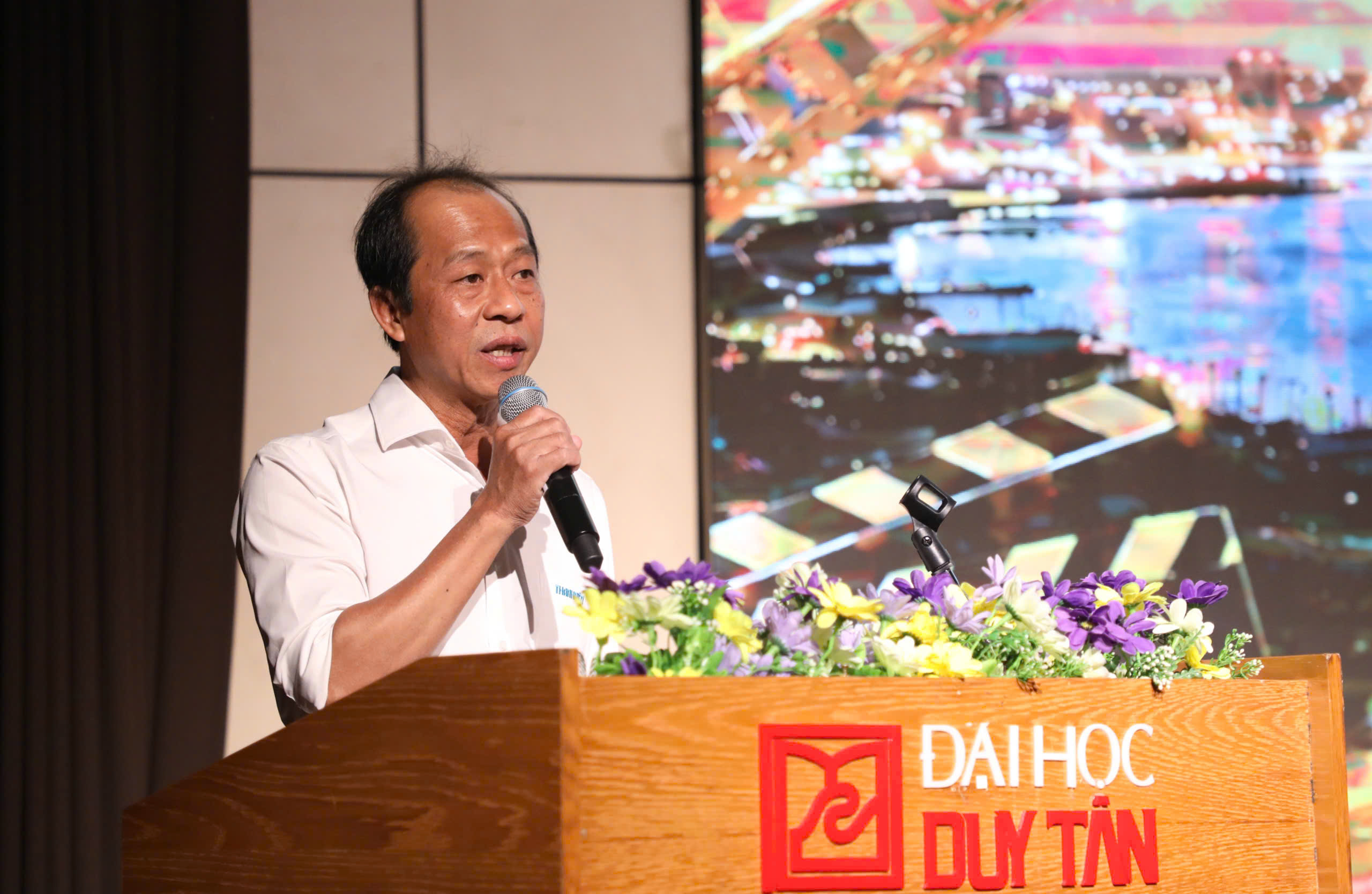 'Đạo diễn trăm tỉ' Nguyễn Quang Dũng, Lê Thiện Viễn 'tiếp lửa' làm phim đến sinh viên- Ảnh 5. 'Đạo diễn trăm tỉ' Nguyễn Quang Dũng, Lê Thiện Viễn 'tiếp lửa' làm phim đến sinh viên- Ảnh 5.
