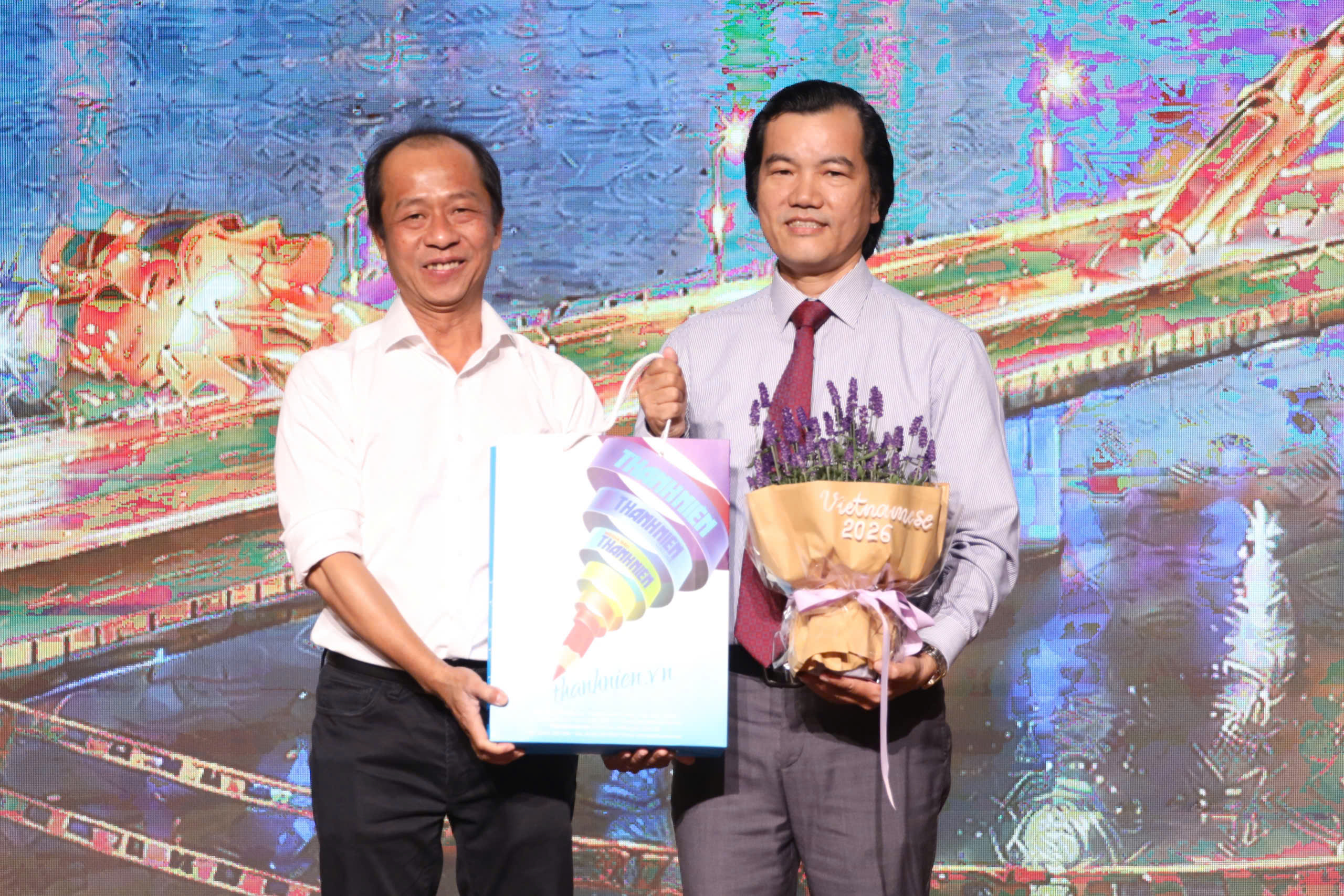 'Đạo diễn trăm tỉ' Nguyễn Quang Dũng, Lê Thiện Viễn 'tiếp lửa' làm phim đến sinh viên- Ảnh 3. 'Đạo diễn trăm tỉ' Nguyễn Quang Dũng, Lê Thiện Viễn 'tiếp lửa' làm phim đến sinh viên- Ảnh 3.