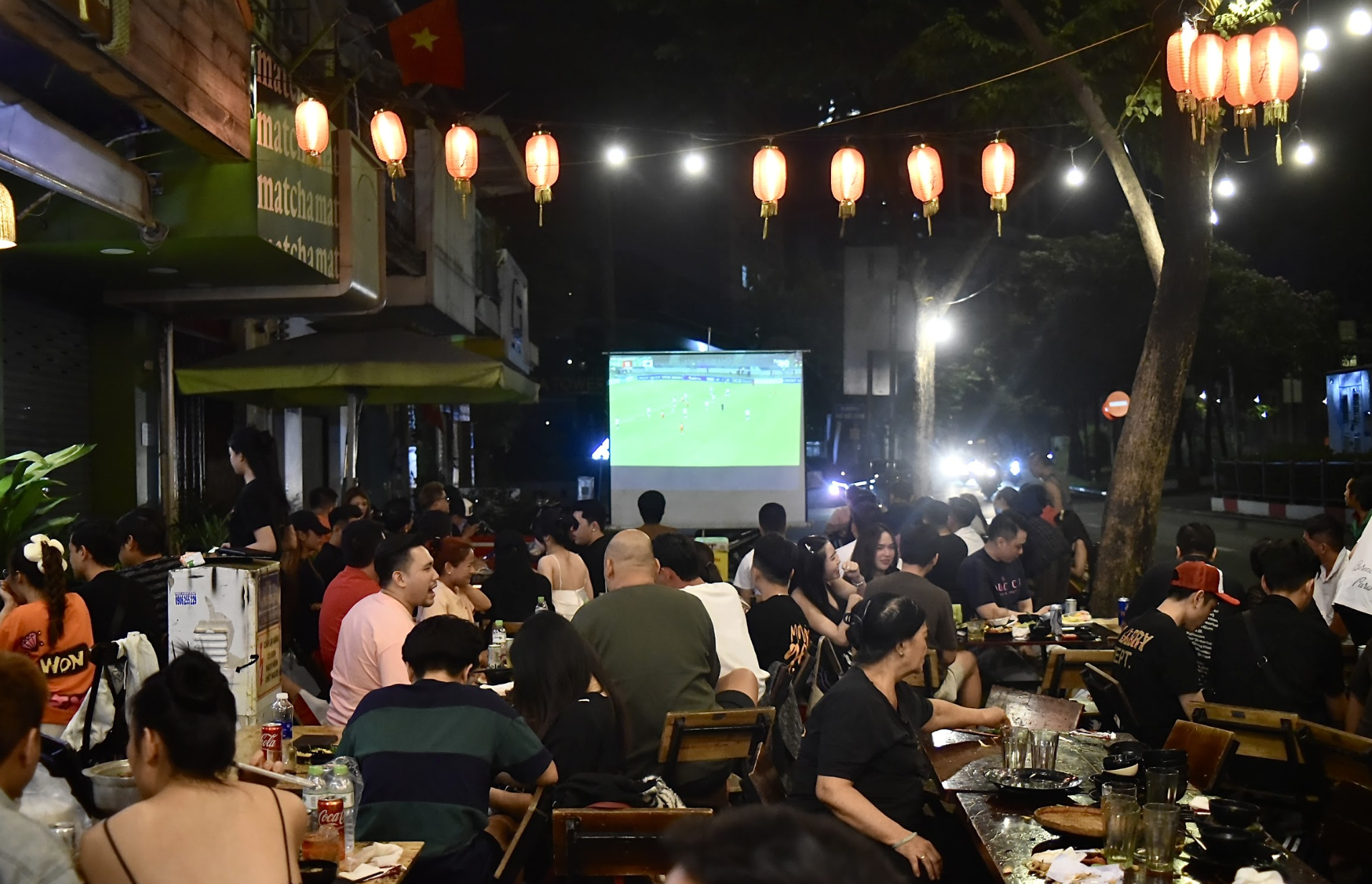 Qu&aacute;n ăn ở trung t&acirc;m TP.HCM mở từ chiều đến s&aacute;ng, 'chuyển động' c&ugrave;ng World Cup 2026 - Ảnh 2.