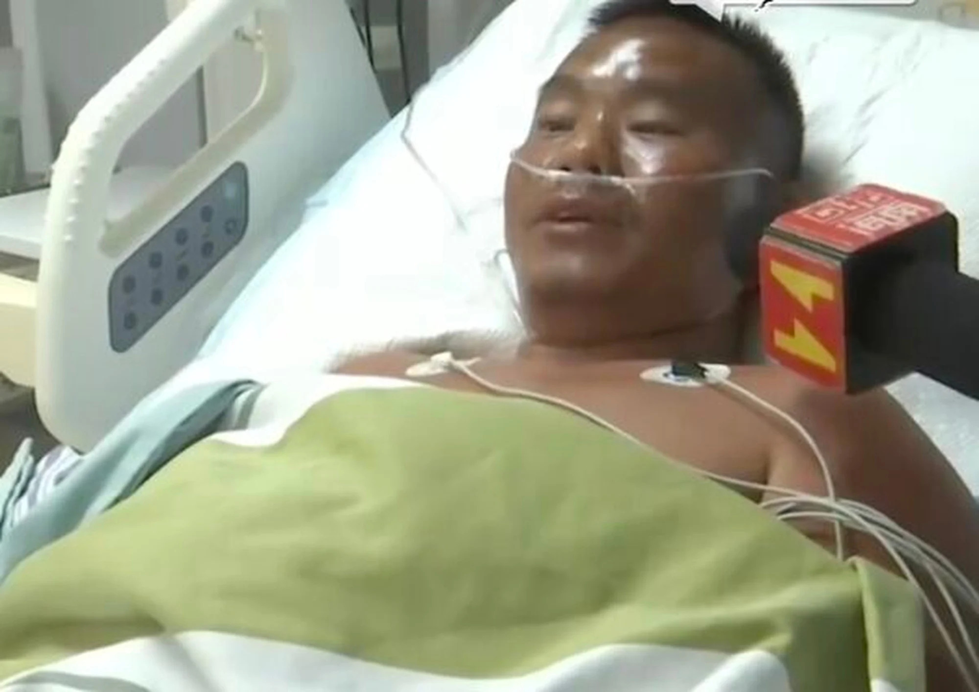 Ăn cua sống, uống nước biển sống s&oacute;t sau 7 ng&agrave;y l&ecirc;nh đ&ecirc;nh  - Ảnh 1.
